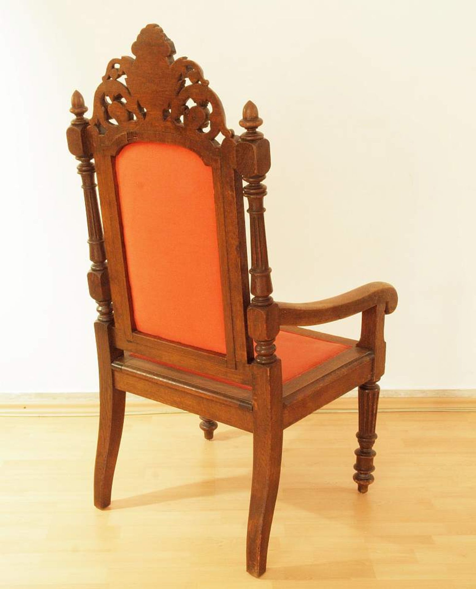 Stuhl mit Armlehne im Stil des Historismus. Stuhl mit Armlehne im Stil des Historismus. Holz, - Bild 5 aus 5