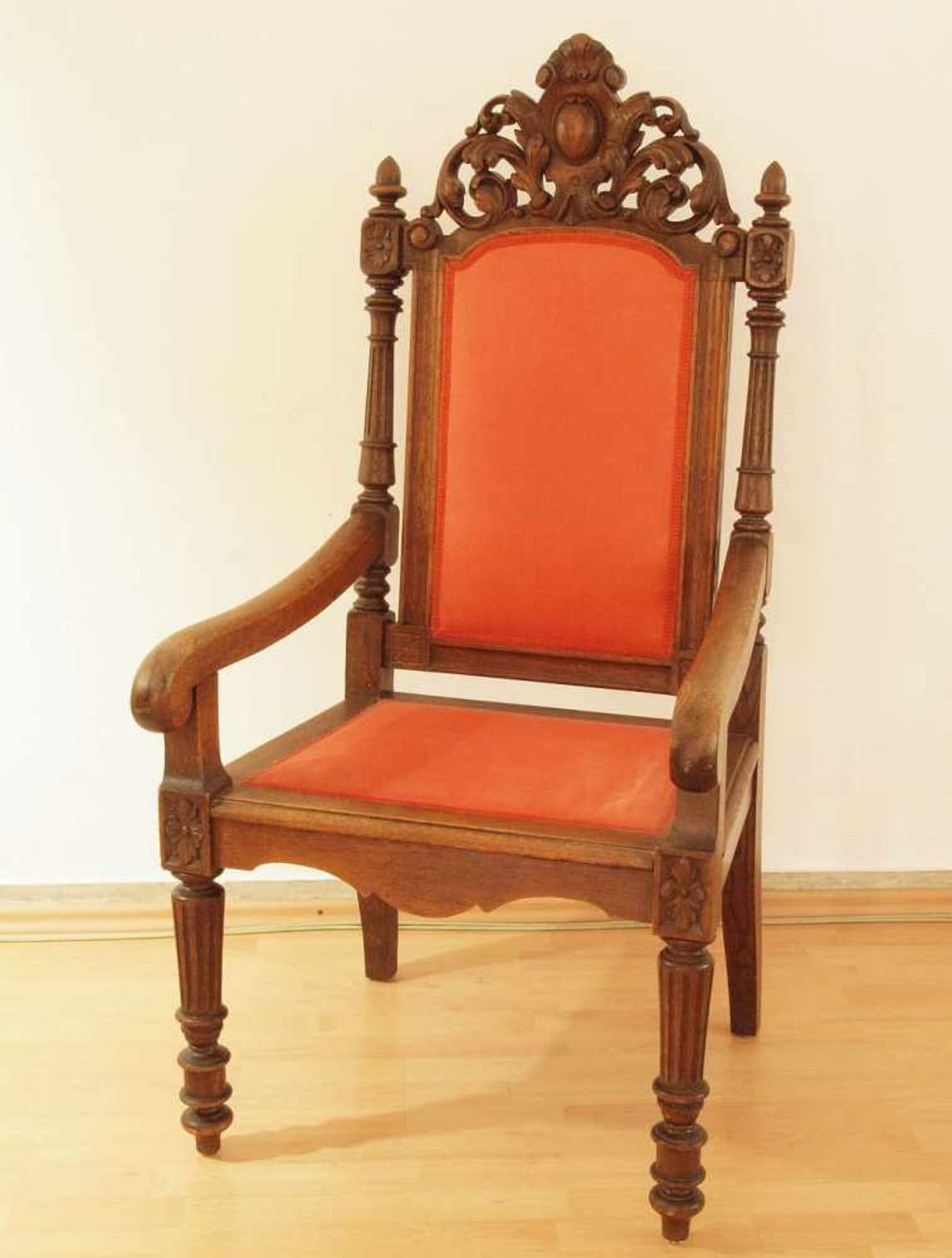 Stuhl mit Armlehne im Stil des Historismus. Stuhl mit Armlehne im Stil des Historismus. Holz, - Bild 2 aus 5