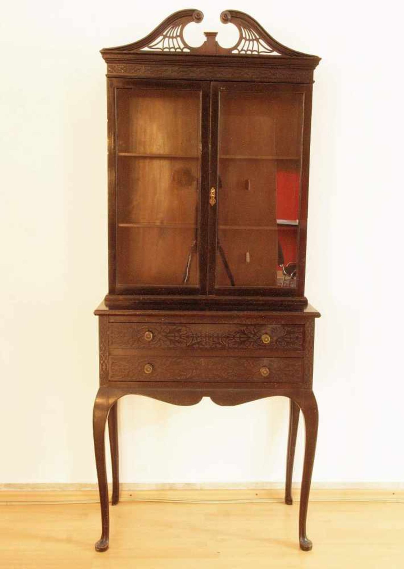 Aufsatzvitrine. Aufsatzvitrine. ENGLAND, 19. Jahrhundert. Dunkelgebeiztes Holz, schlanker Korpus, - Bild 2 aus 5