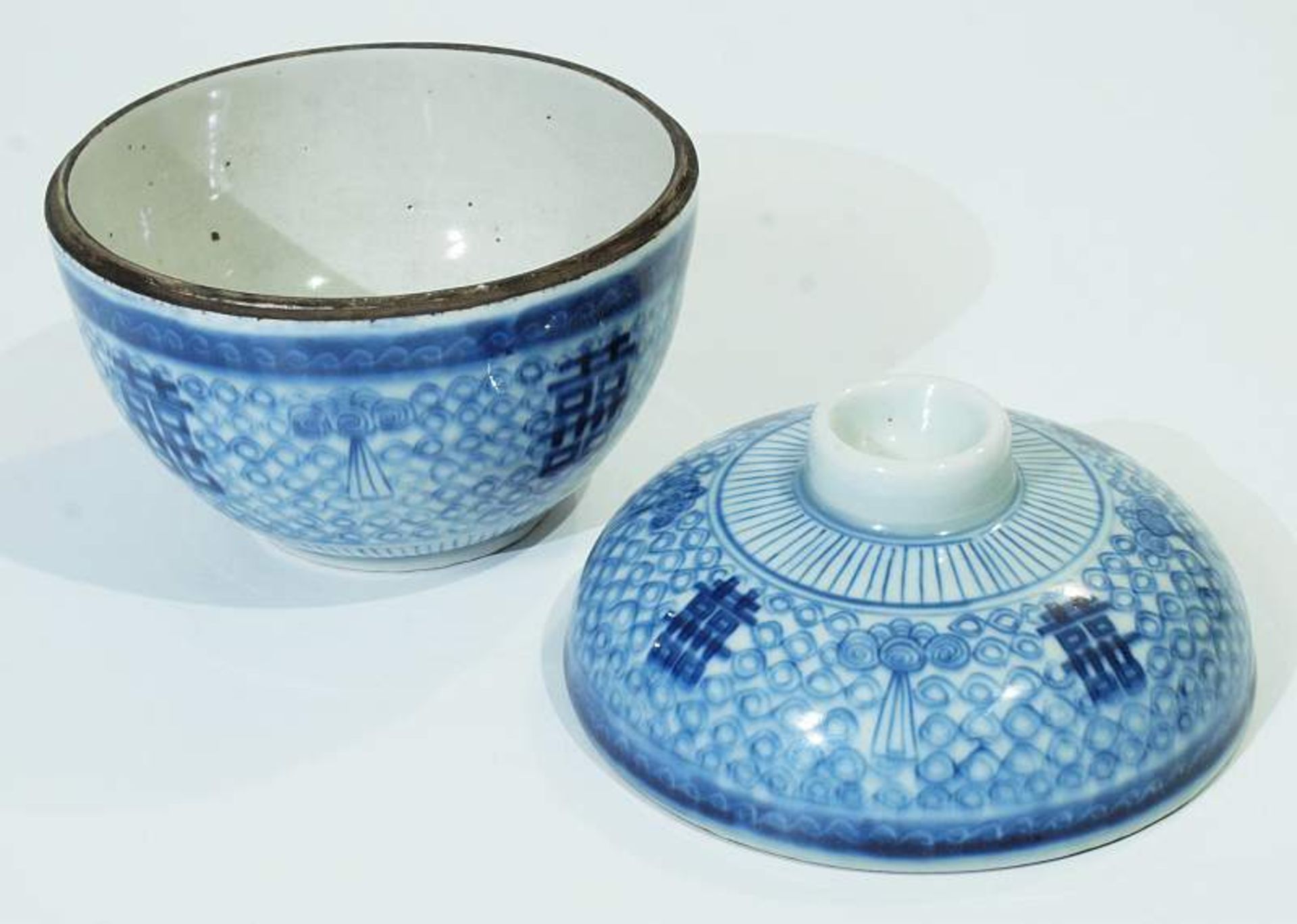 Reistopf mit Deckel. Reistopf mit Deckel. 19. Jahrhundert. Blau-weiß Dekor, Wandung mit chinesischen - Image 3 of 4