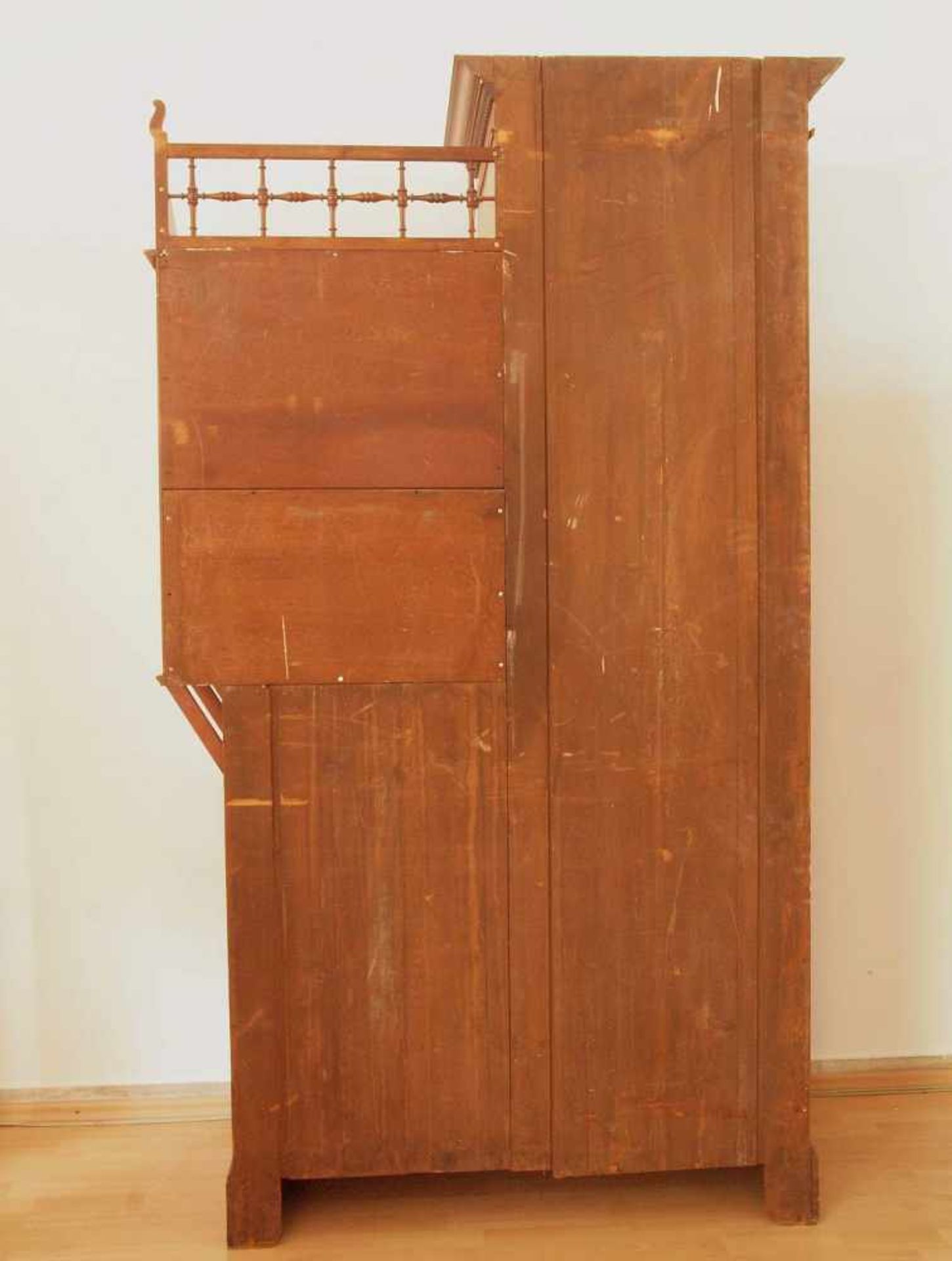 Garderobenschrank. Garderobenschrank. ENGLAND, 19. Jahrhundert. Holz intarsiert, mit floralen und - Bild 5 aus 5