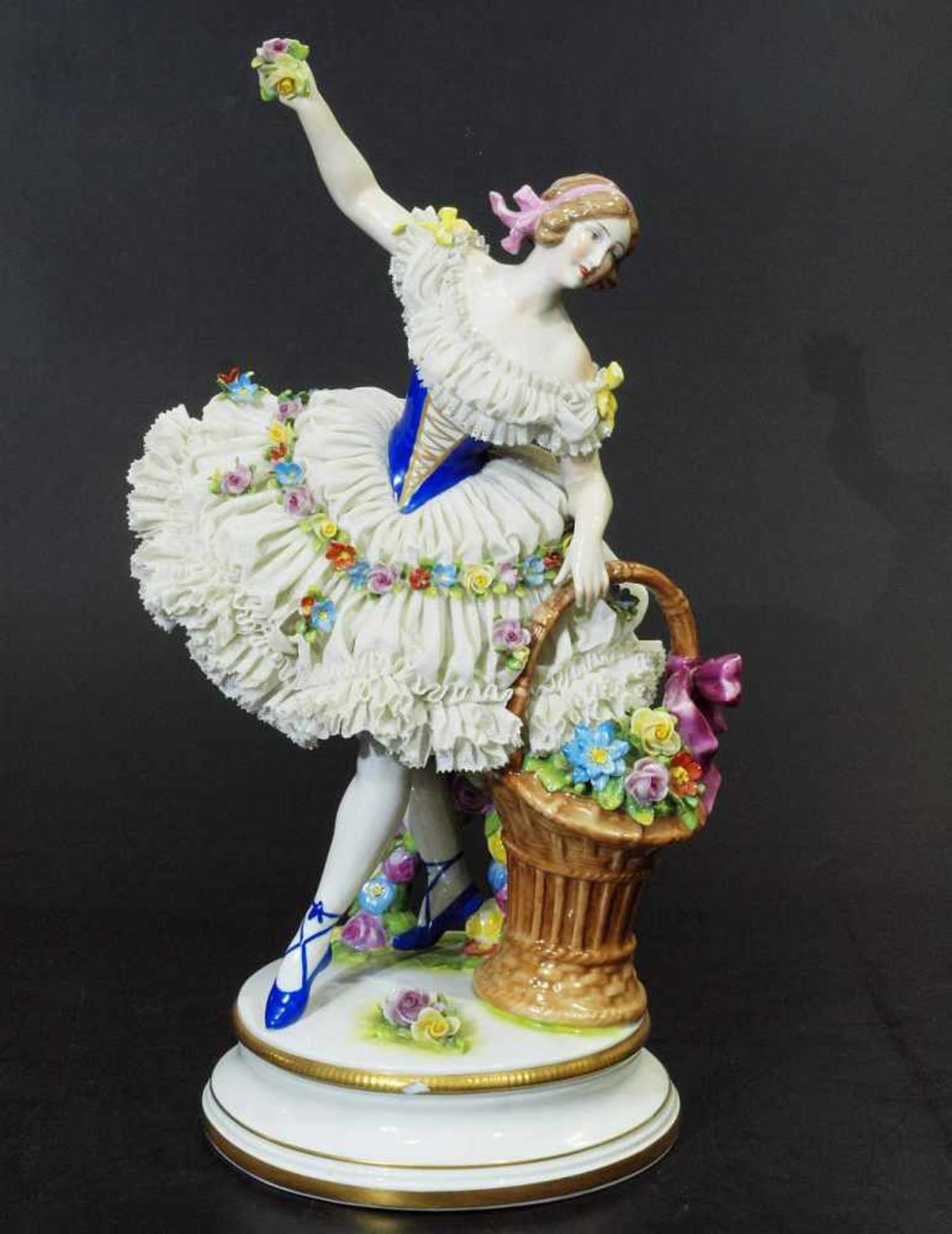 Balletttänzerin im blütengeschmückten Tüllspitzenkleid. Balletttänzerin im blütengeschmückten - Bild 2 aus 6