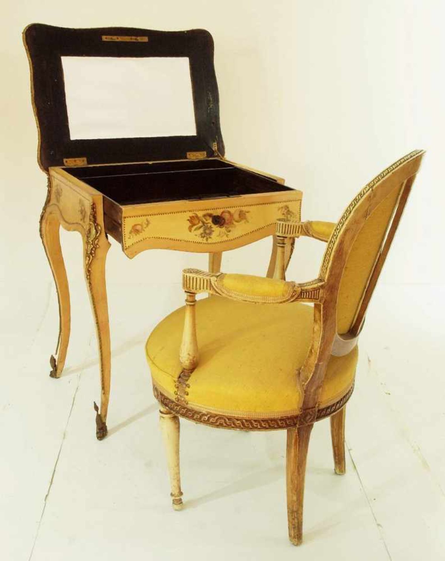 Schminktisch mit Armlehnstuhl. Schminktisch mit Armlehnstuhl. 1) Schreibtisch, 19 Jahrhundert. Buche - Bild 5 aus 7