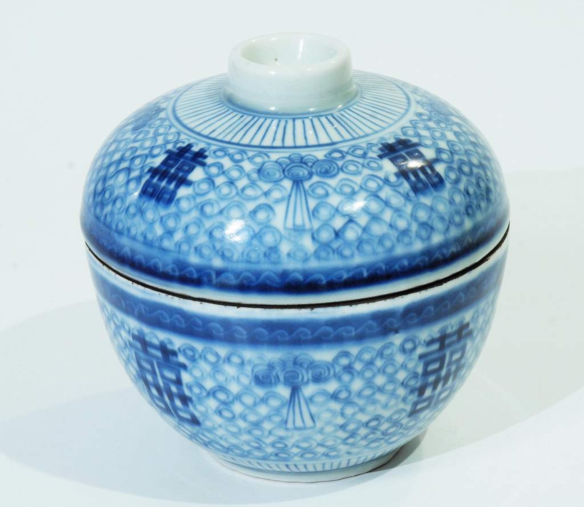 Reistopf mit Deckel. Reistopf mit Deckel. 19. Jahrhundert. Blau-weiß Dekor, Wandung mit chinesischen - Image 2 of 4