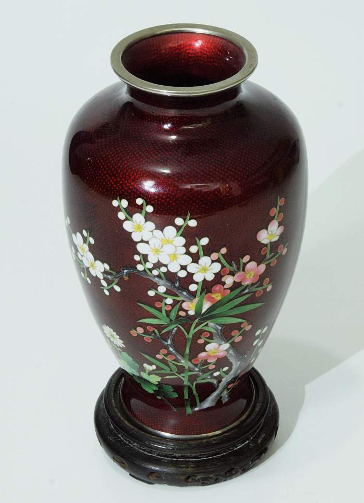 Japanische Vase in Cloisonné-Technik. Japanische Vase in Cloisonné-Technik, weinroter