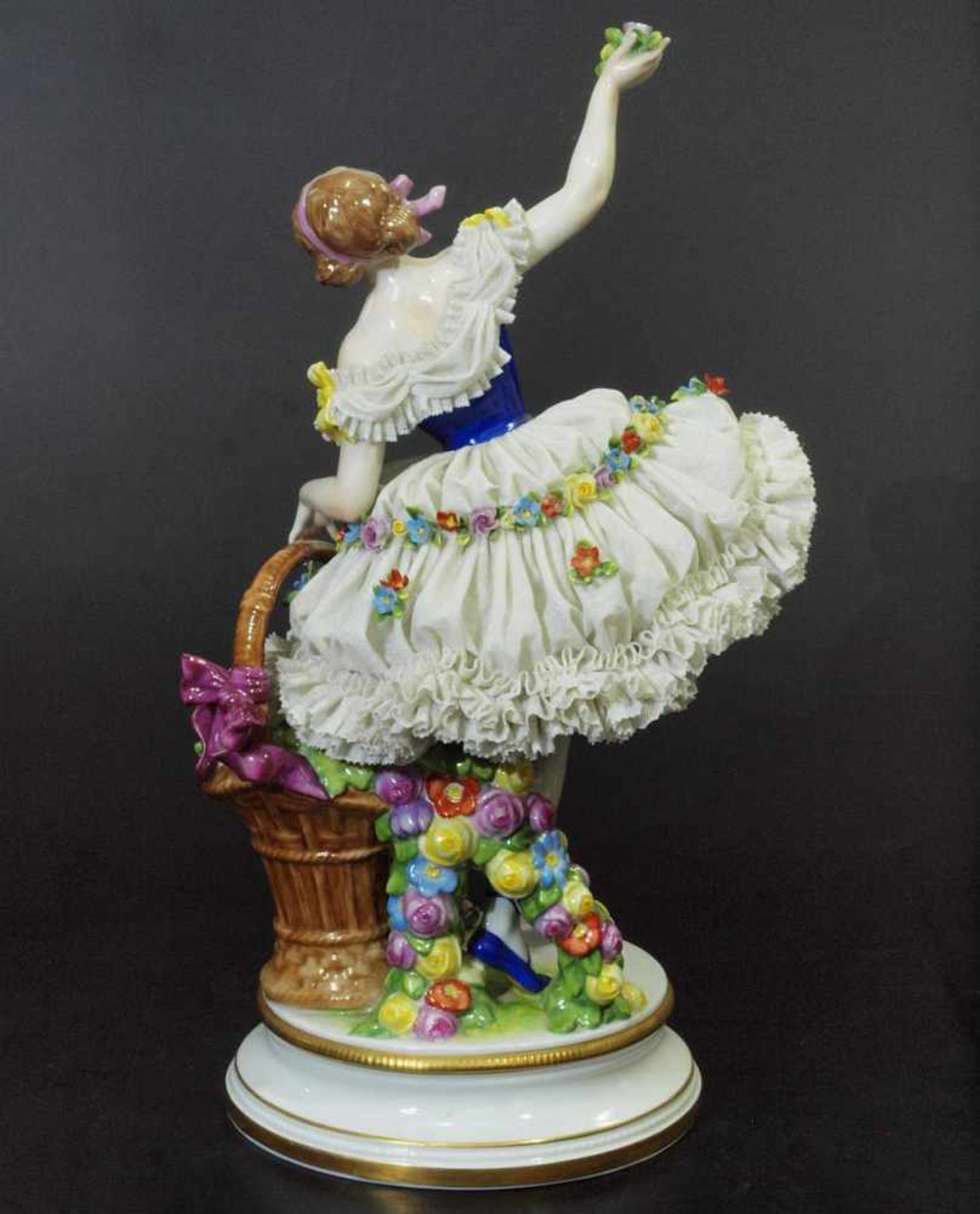 Balletttänzerin im blütengeschmückten Tüllspitzenkleid. Balletttänzerin im blütengeschmückten - Bild 4 aus 6