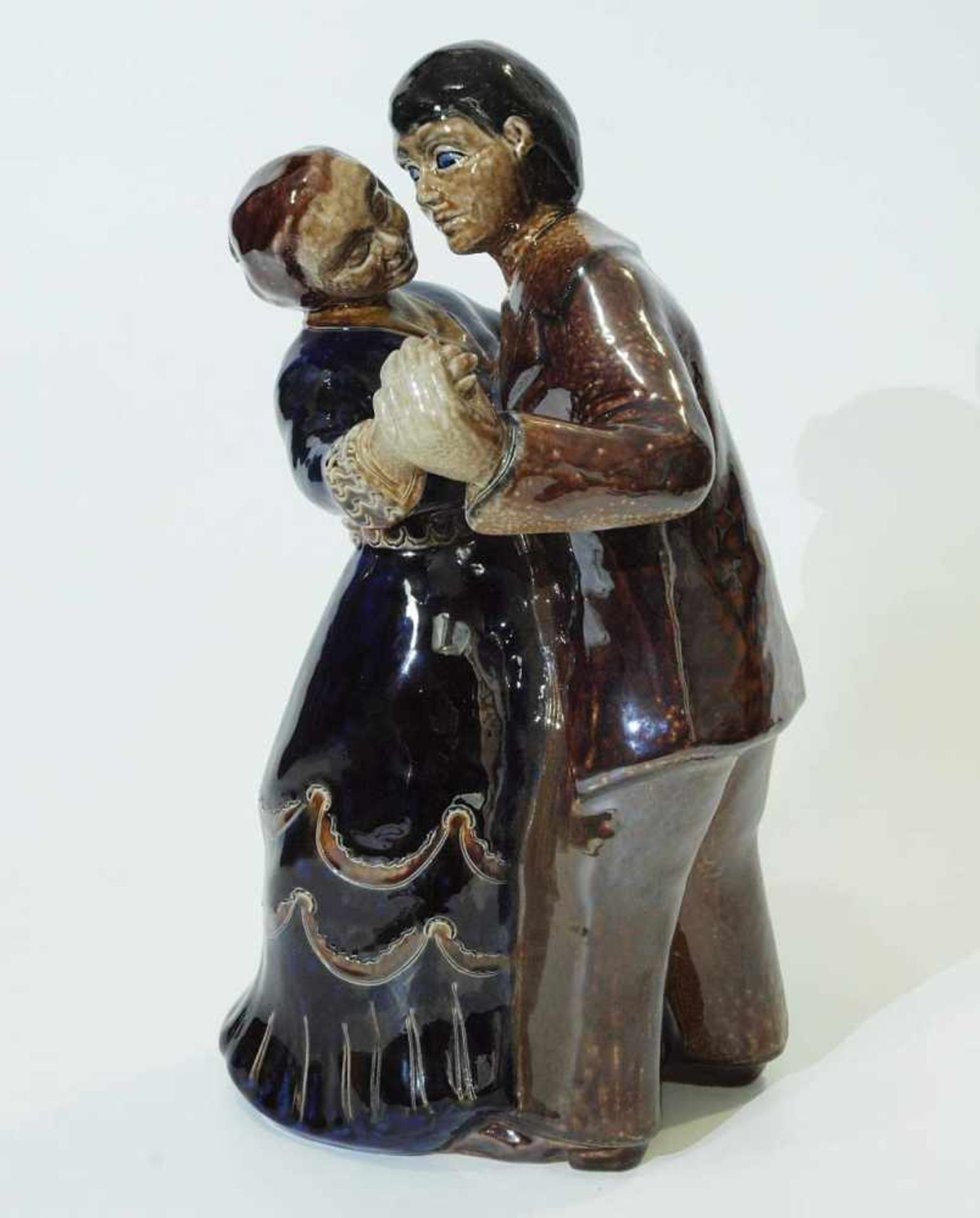 Tanzendes Paar. Tanzendes Paar. Westerwälder Keramik. 20. Jahrhundert. Handmodelliert. Salzglasur in - Bild 2 aus 6