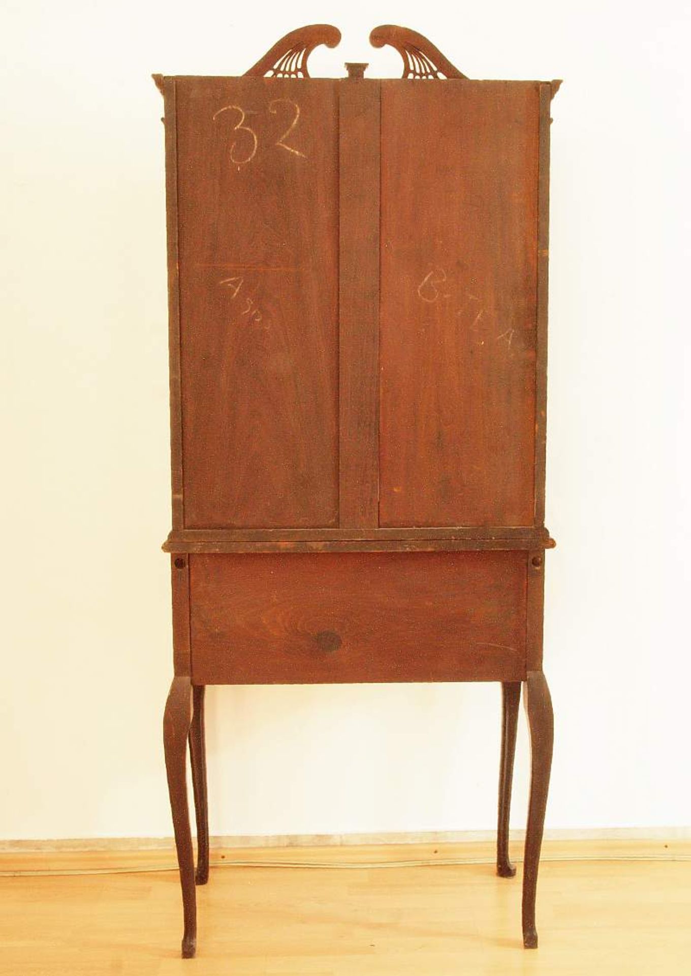 Aufsatzvitrine. Aufsatzvitrine. ENGLAND, 19. Jahrhundert. Dunkelgebeiztes Holz, schlanker Korpus, - Bild 5 aus 5