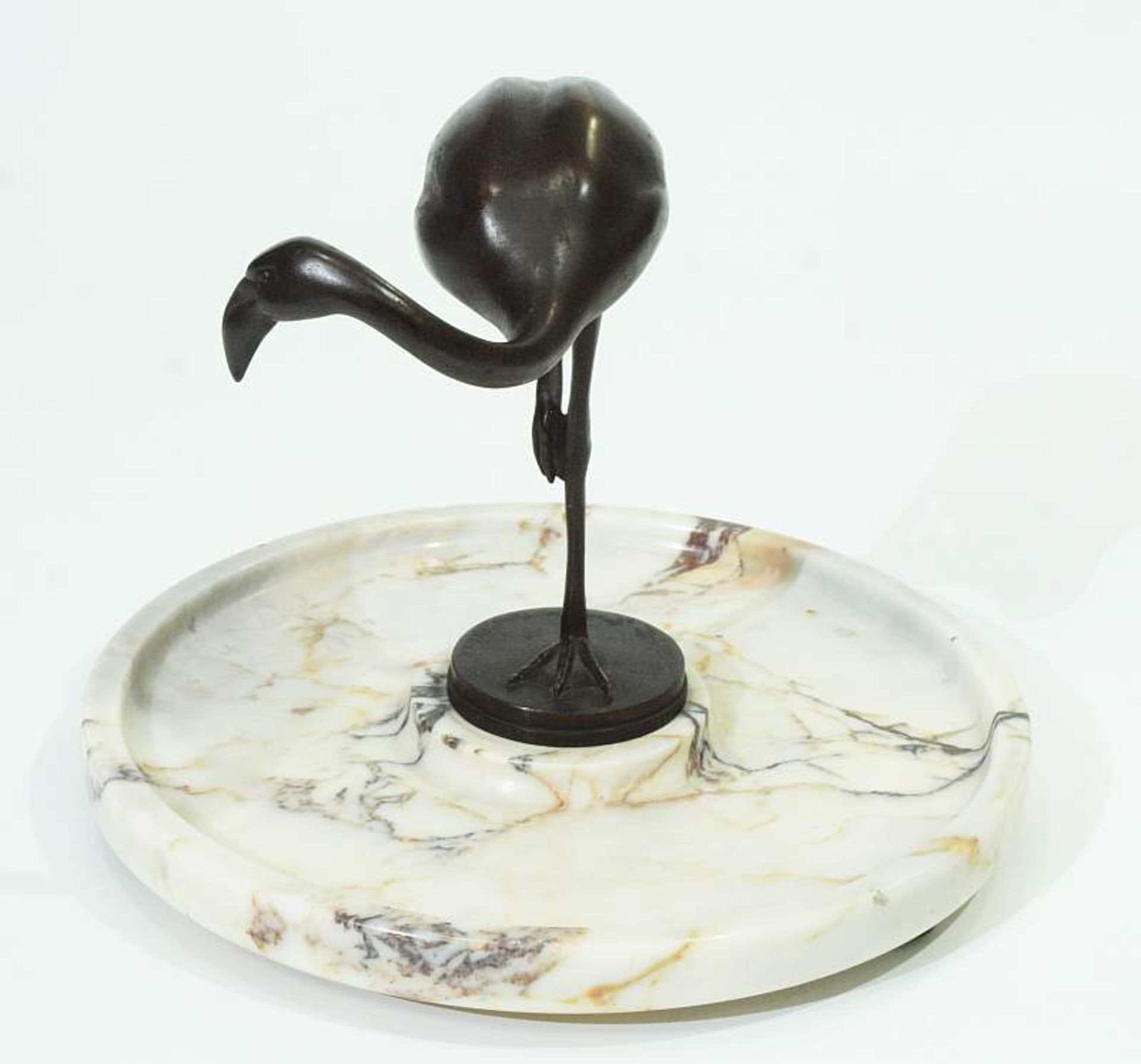 Stehender Flamingo auf runder Marmorstein-Schale. Stehender Flamingo auf runder Marmorstein- - Bild 3 aus 5