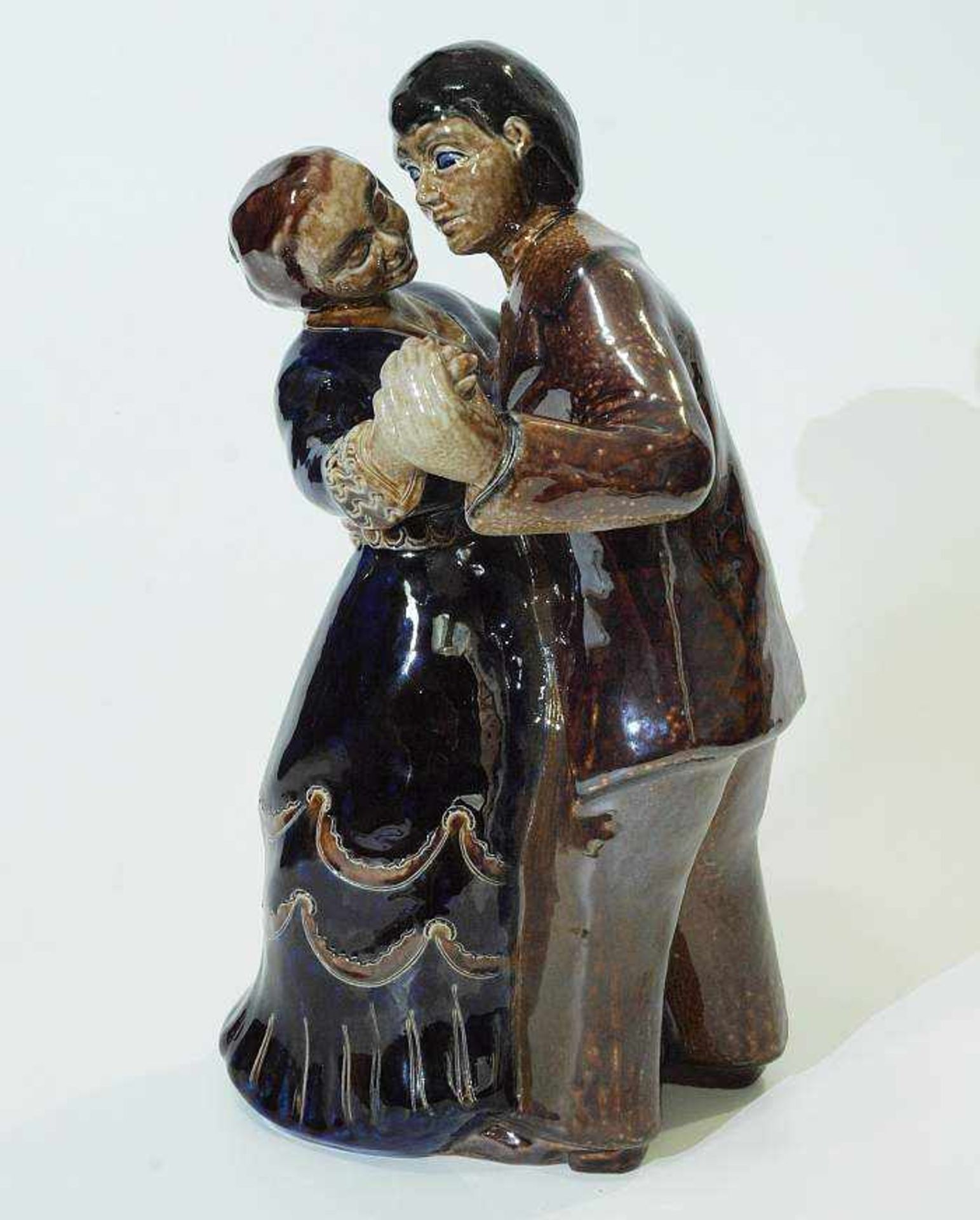 Tanzendes Paar. Tanzendes Paar. Westerwälder Keramik. 20. Jahrhundert. Handmodelliert. Salzglasur in