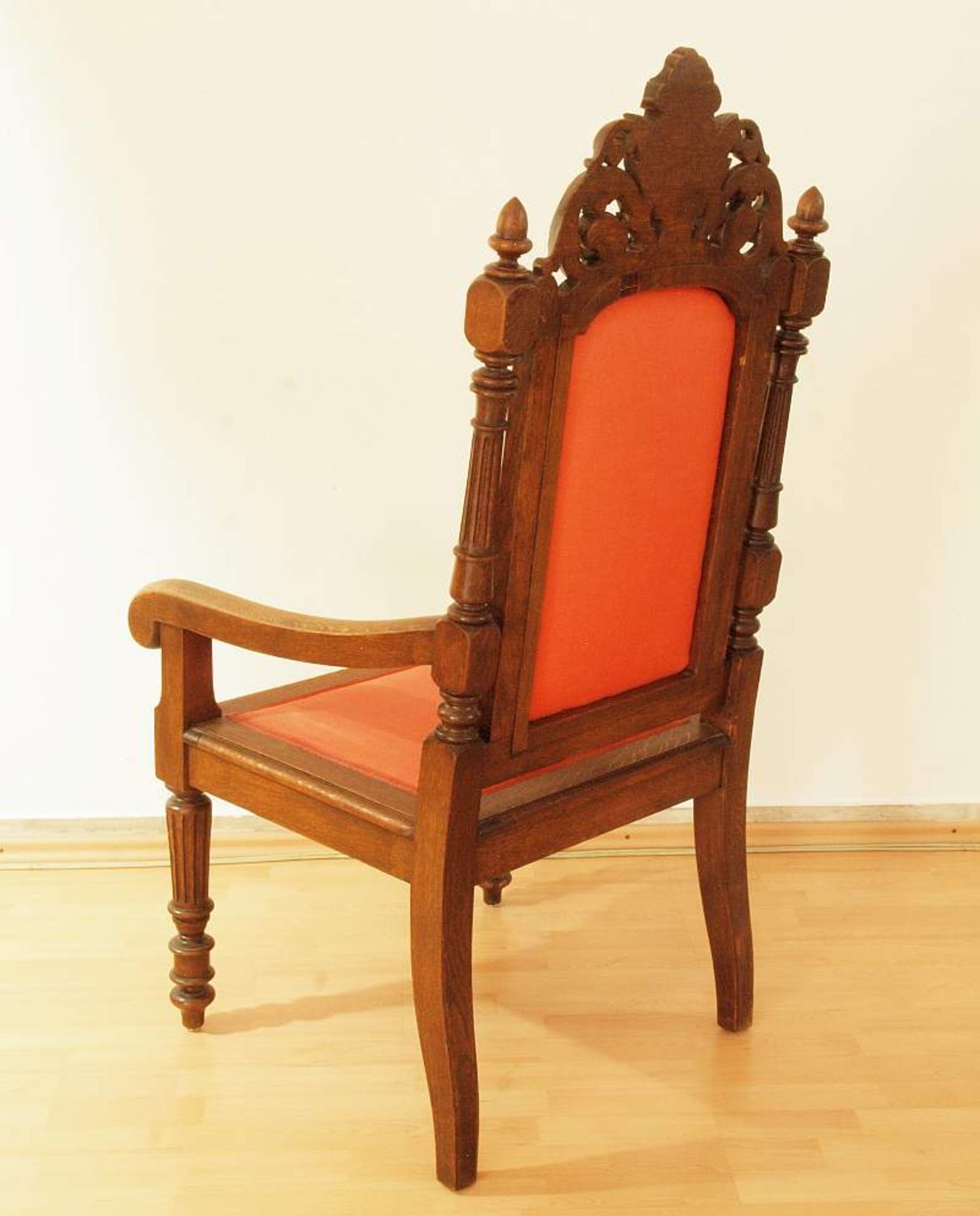 Stuhl mit Armlehne im Stil des Historismus. Stuhl mit Armlehne im Stil des Historismus. Holz, - Bild 4 aus 5