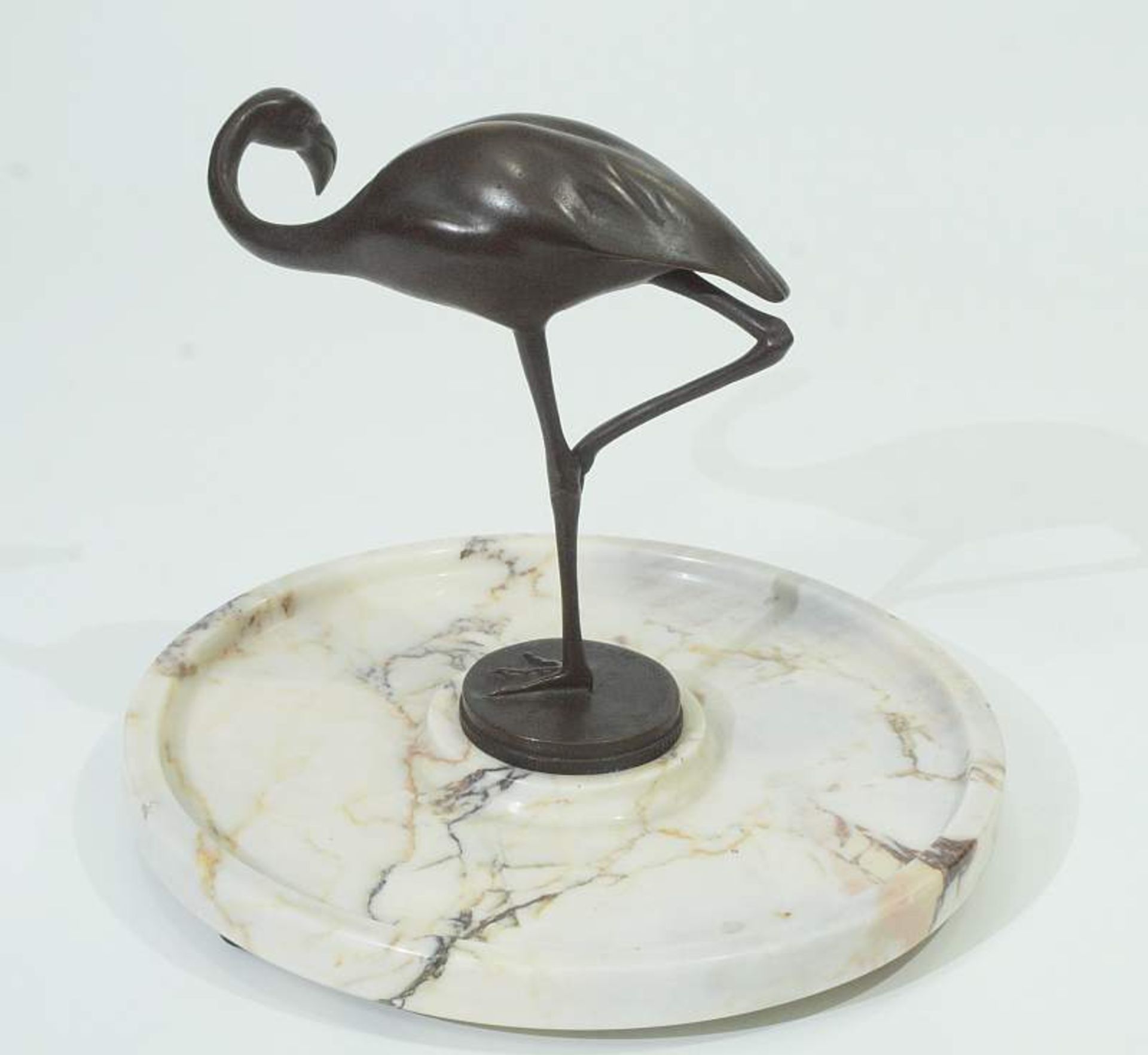 Stehender Flamingo auf runder Marmorstein-Schale. Stehender Flamingo auf runder Marmorstein- - Bild 4 aus 5