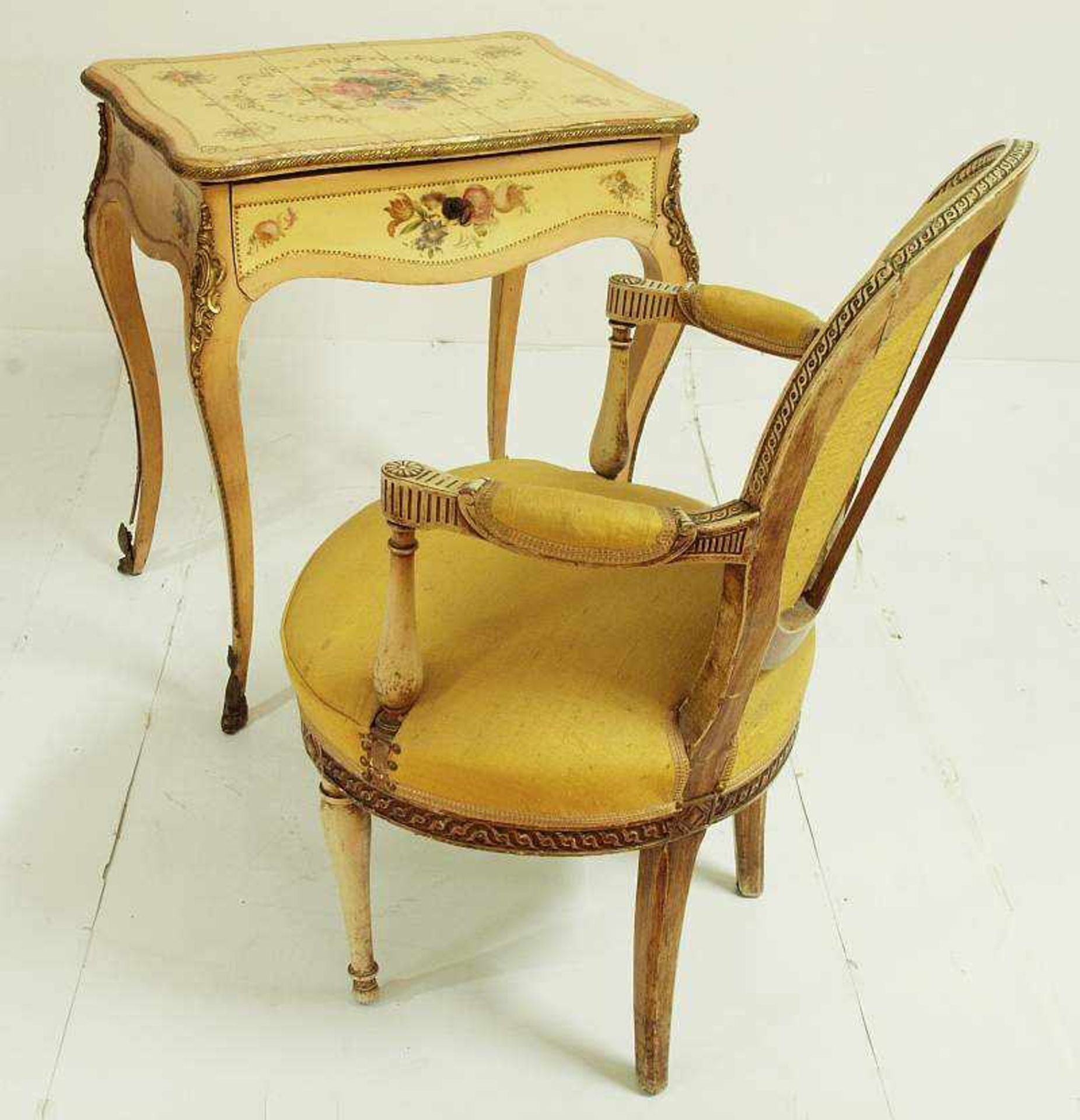 Schminktisch mit Armlehnstuhl. Schminktisch mit Armlehnstuhl. 1) Schreibtisch, 19 Jahrhundert. Buche - Bild 6 aus 7