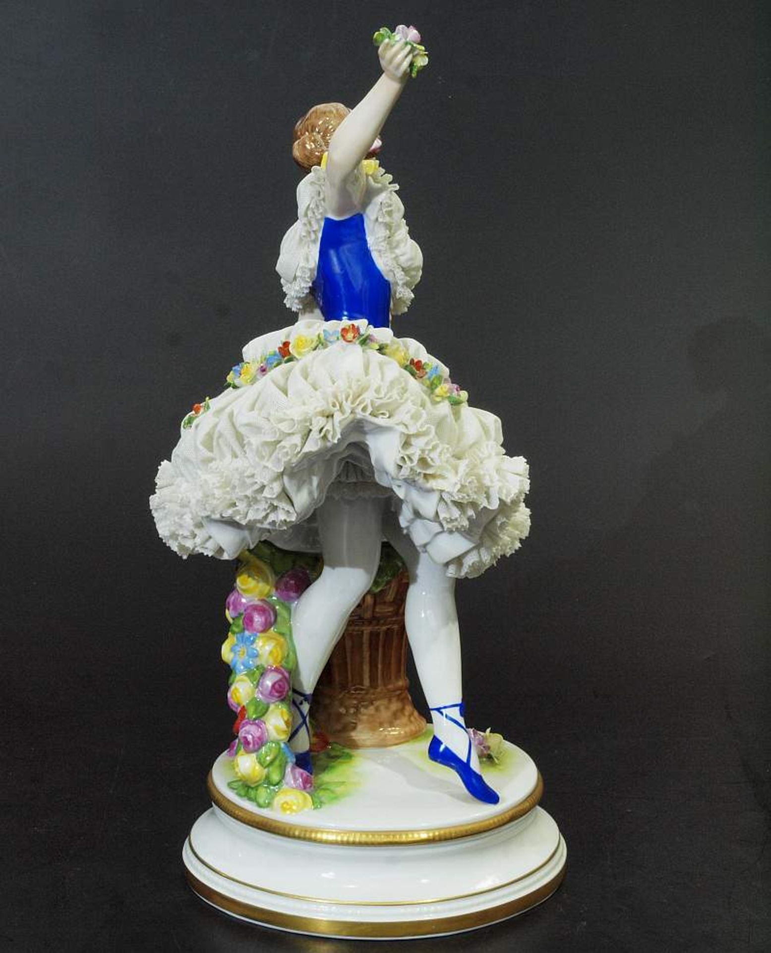 Balletttänzerin im blütengeschmückten Tüllspitzenkleid. Balletttänzerin im blütengeschmückten - Bild 5 aus 6