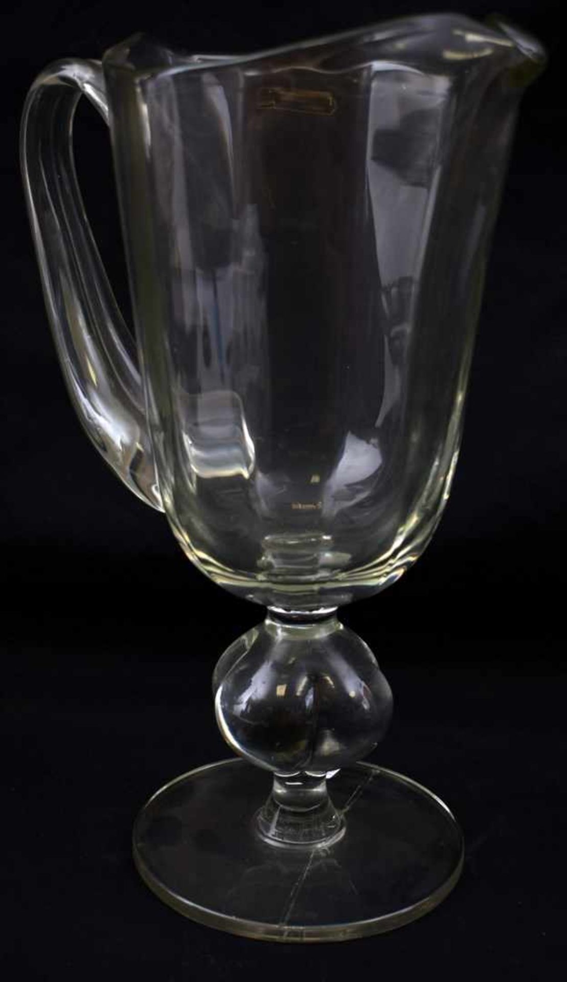 Krug farbl. Glas, runder Fuß und Schaft, ein Griff, H 29 cm