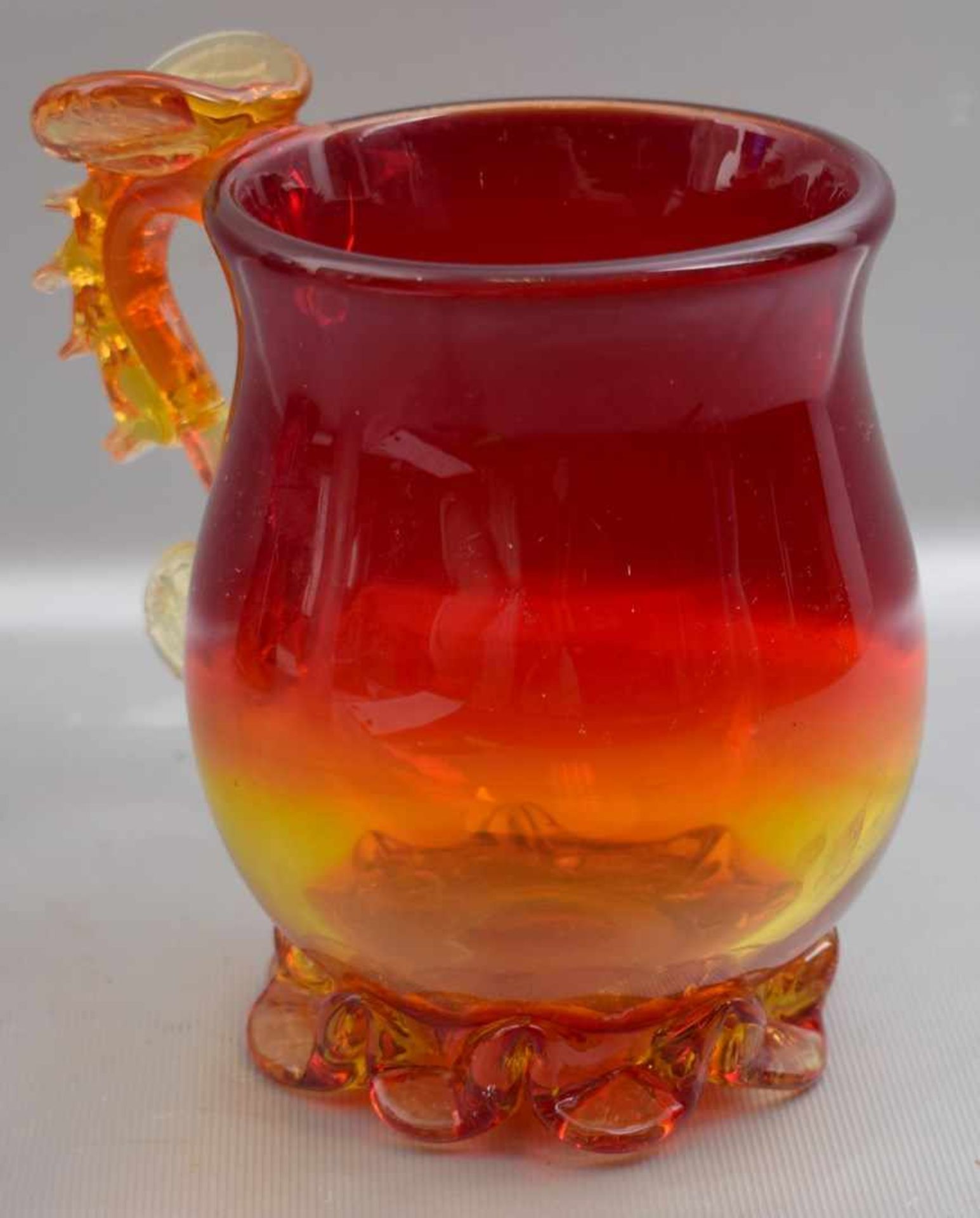 Bierkrug rot/gelbes Glas, mit verziertem Griff, Griff leicht besch., H 13 cm