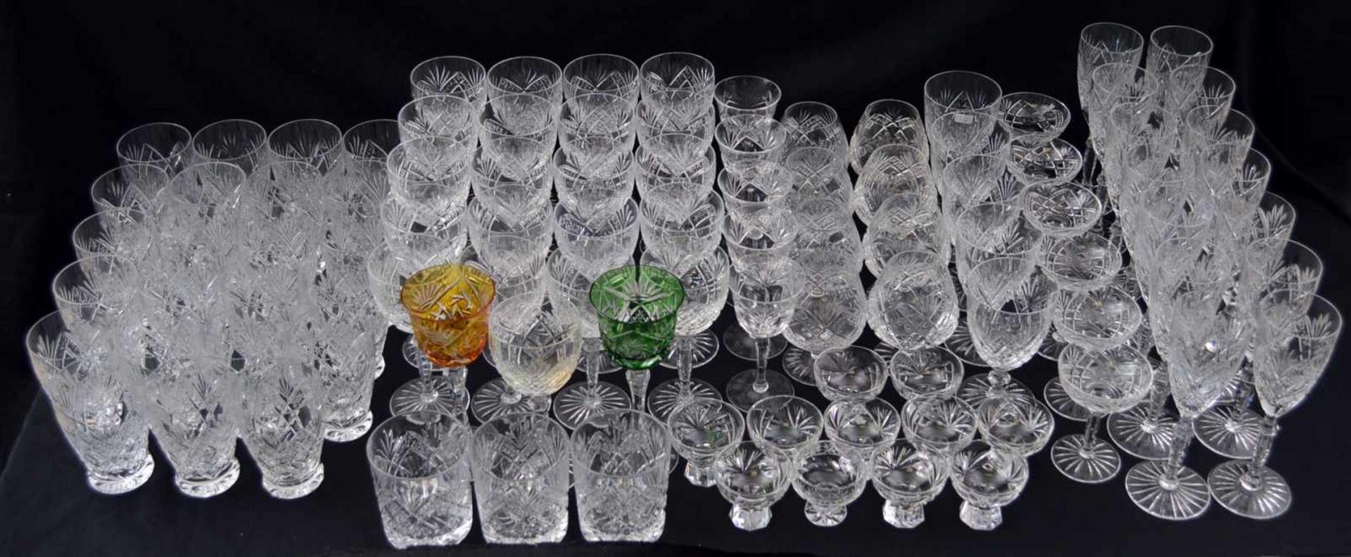 Konvolut 98 Gläser farbl. Kristallglas, geschliffen verziert, zwei Gläser mit buntem Überfang