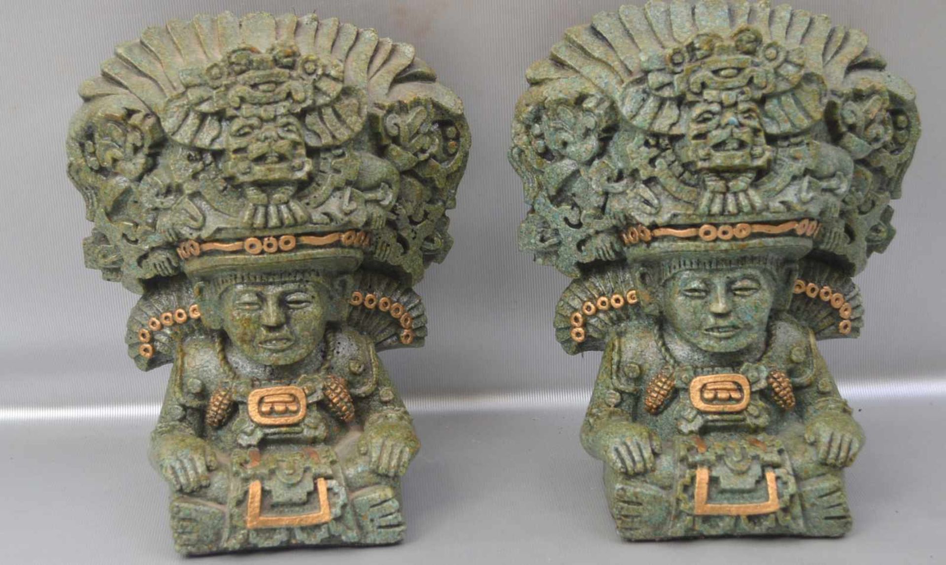 Paar Mayabüsten sitzende figürliche Darstellung mit Kopfbedeckung, Masse, H 22 cm, B 18 cm