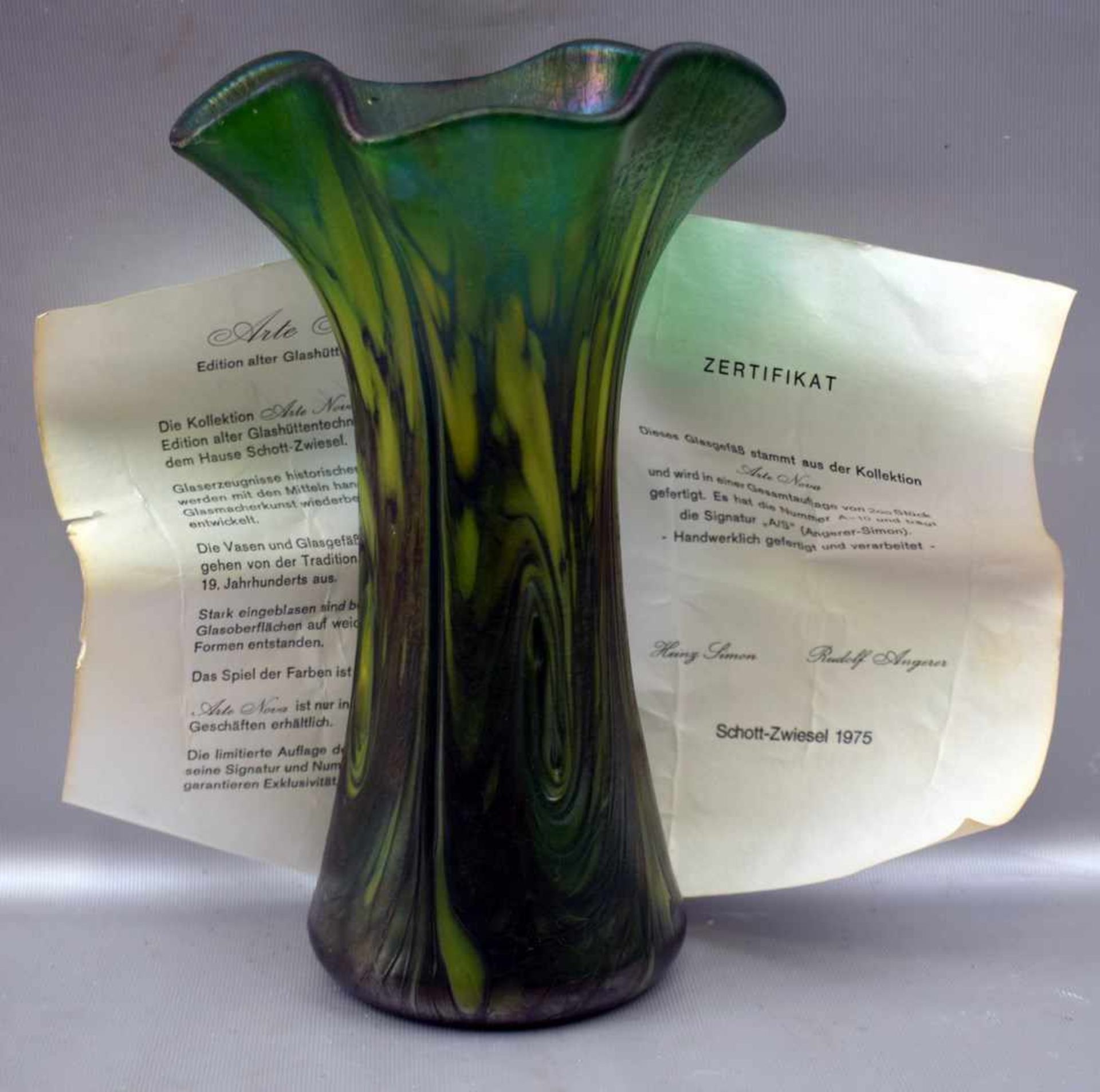 Vase im Stil des Jugendstil, farbl. Glas, mit grünem Verlauf, gewellter Rand, H 25 cm, mit