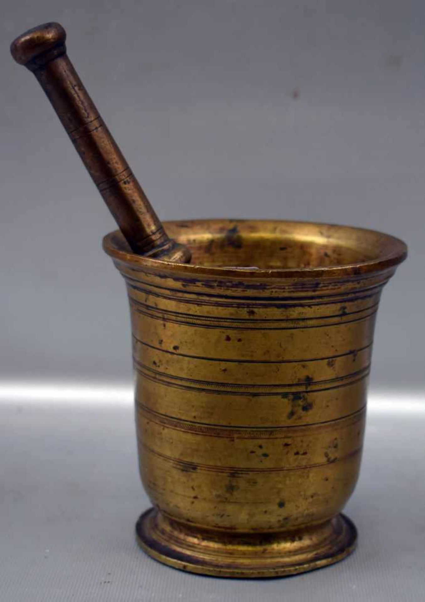 Mörser Bronze, rund, mit Stößel, H 12 cm, Dm 12 cm, 1. Hälfte 19. Jh.
