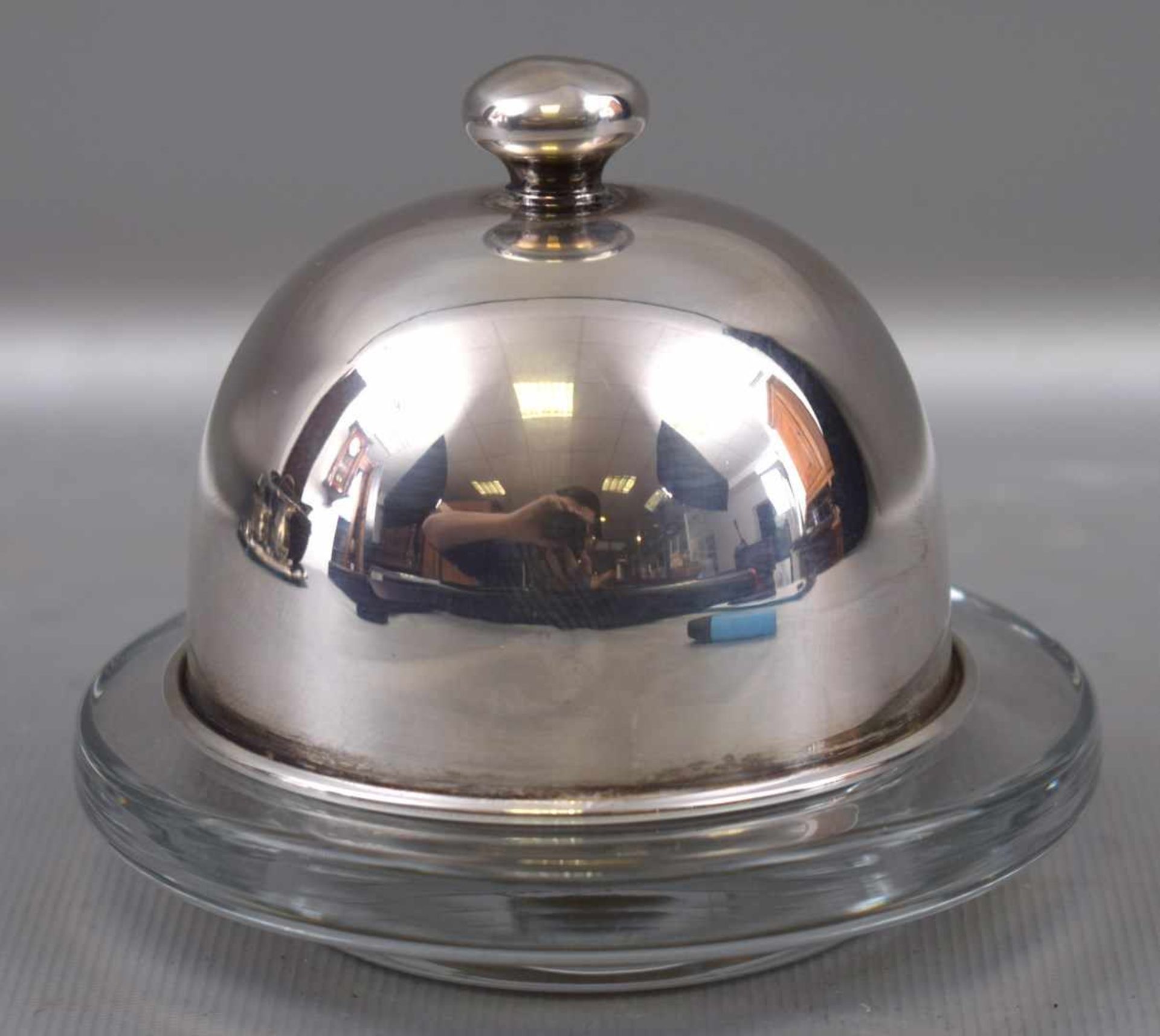 Butterdose farbl. Kristallglas, in Form einer Gloche, Deckel 925er Silber, H 7 cm, Dm 9 cm