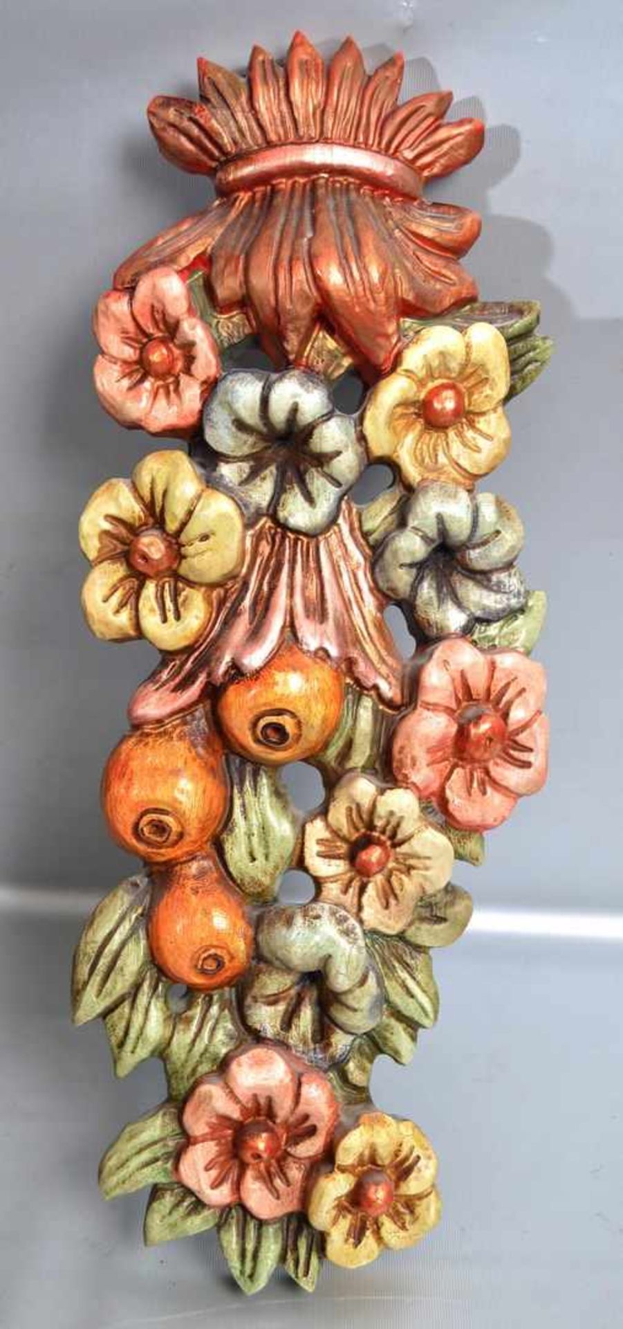 Relief Hartholz, mit Früchten und Blüten geschnitzt, bunt bemalt, H 54 cm, B 20 cm