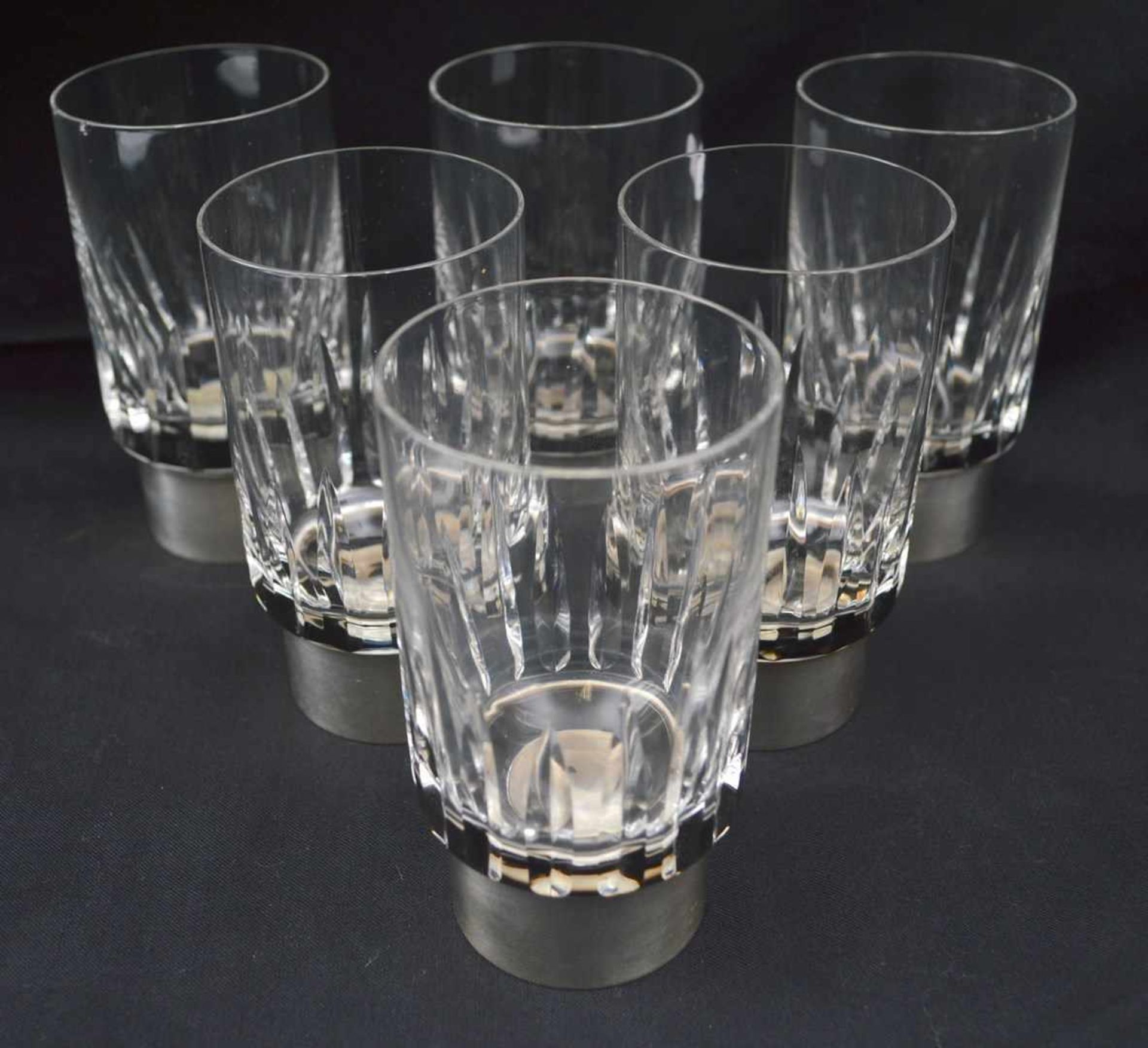 Sechs Wassergläser farbl. Glas, geschliffen, runder 925er Sterlingsilberfuß, H 11 cm