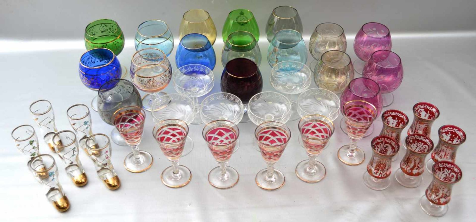 Konvolut 40 Gläser farbl. Glas, teilweise mit buntem Überfang, Weingläser, Schnapsbecher,