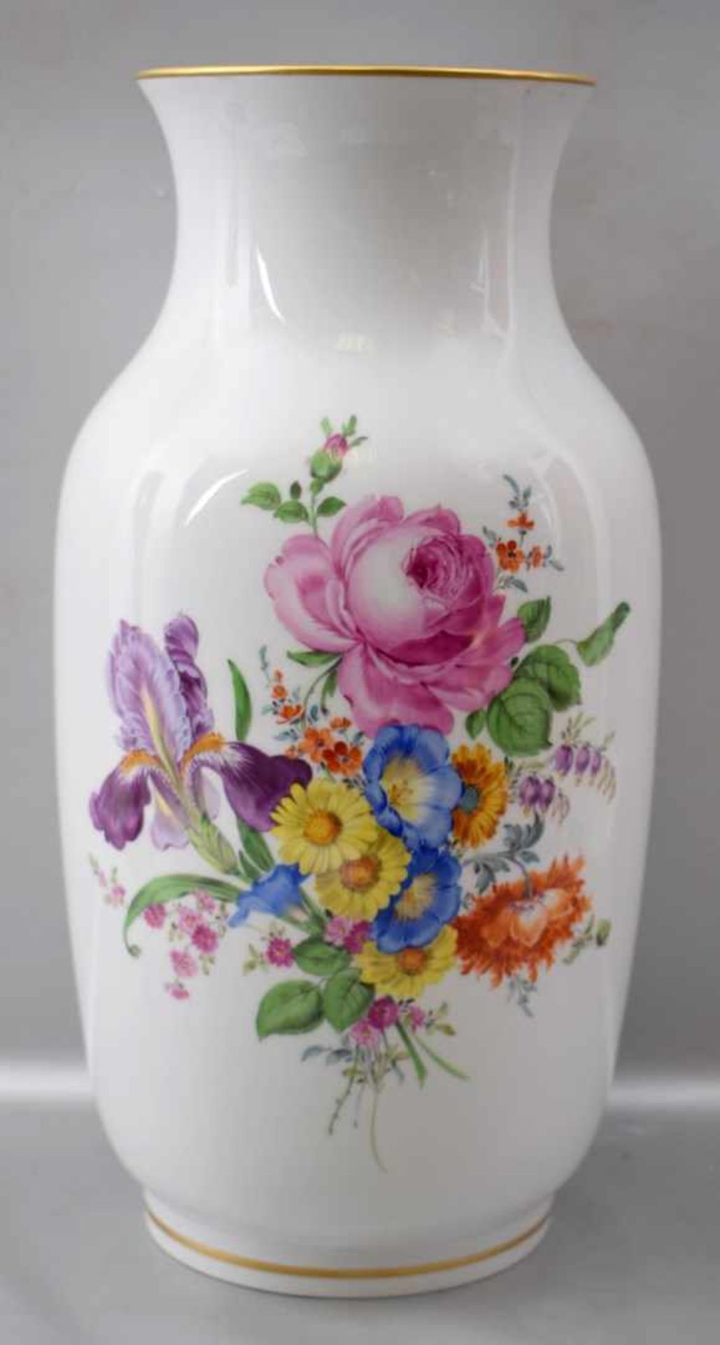 Vase rund, Goldrand, Wandung mit bunter Feldblumenbemalung, H 36 cm, blaue Schwertermarke Meissen,