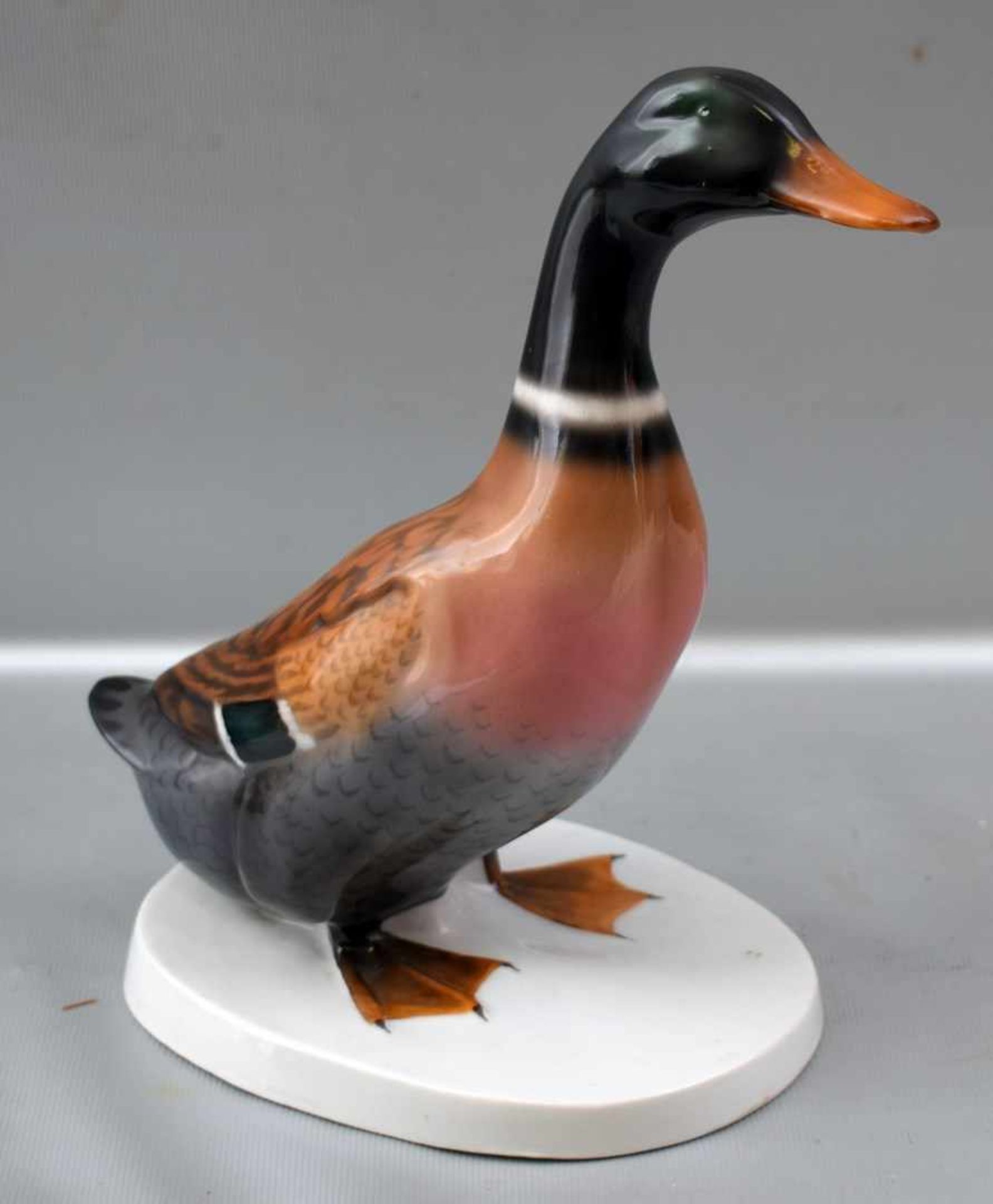 Ente auf ovalem Sockel stehend, bunt bemalt, H 20 cm, FM Heubach
