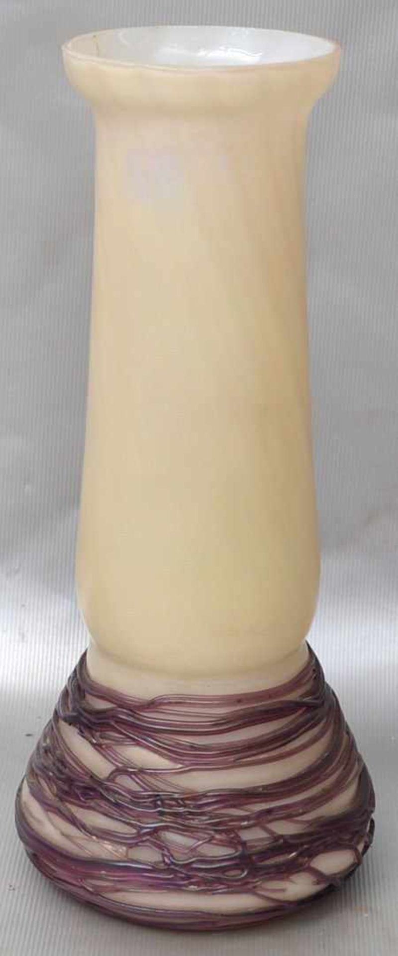 Jugendstil Vase Milchglas, changierend, mit lila Netzwerk, H 21 cm, 19. Jh.