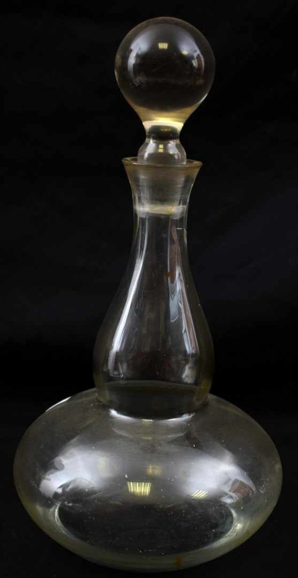 Karaffe farbl. Glas, leicht gebaucht, mit Stöpsel, H 31 cm