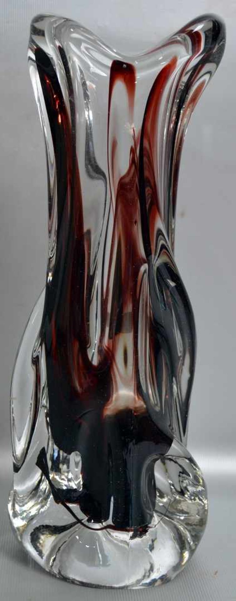 Vase farbl. Glas, mit roter Farbeinschmelzung, unregelmäßig gezogener Rand, H 26 cm, FM Murano