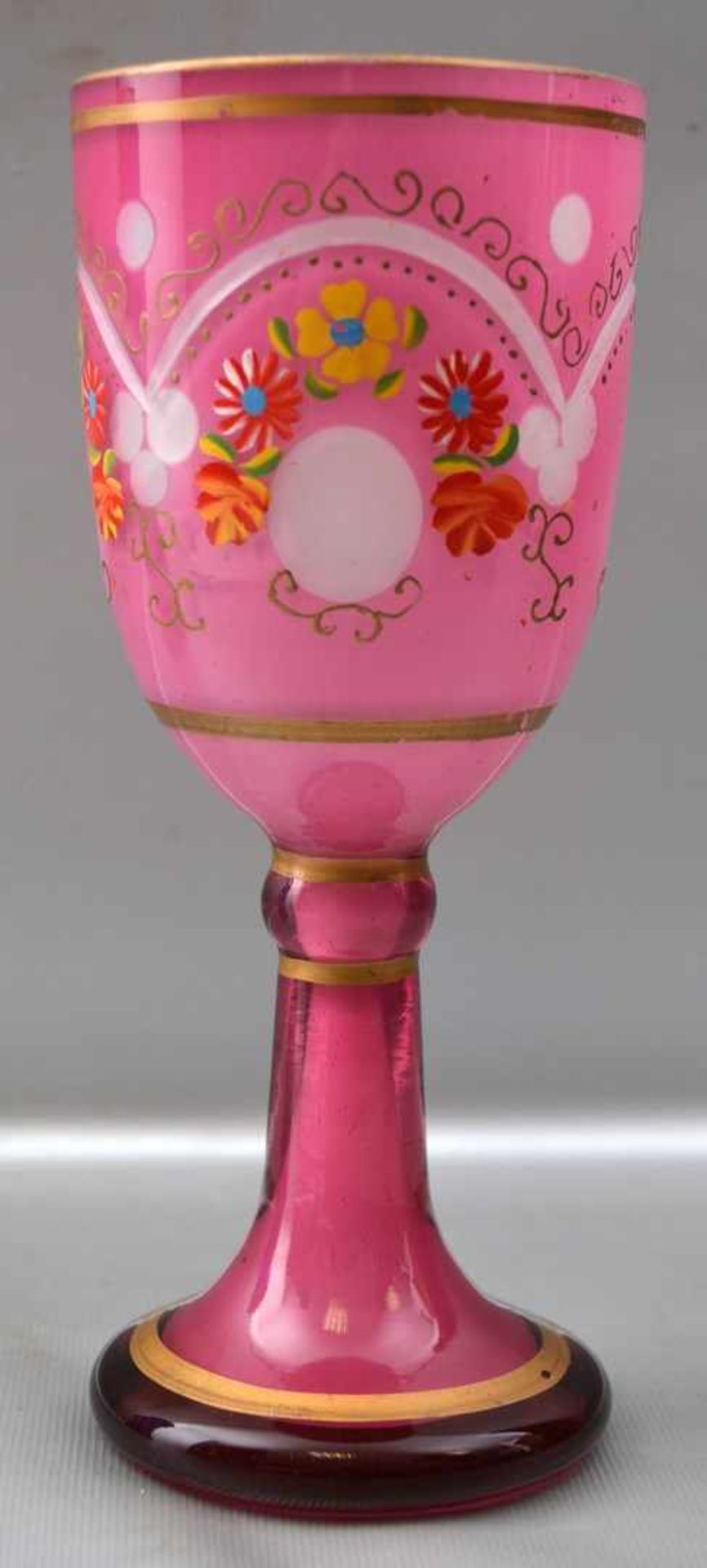 Pokal farbl. Glas, mit rosa Farbeinschmelzung, Kelch mit Blumenbemalung, Goldrand, H 20 cm