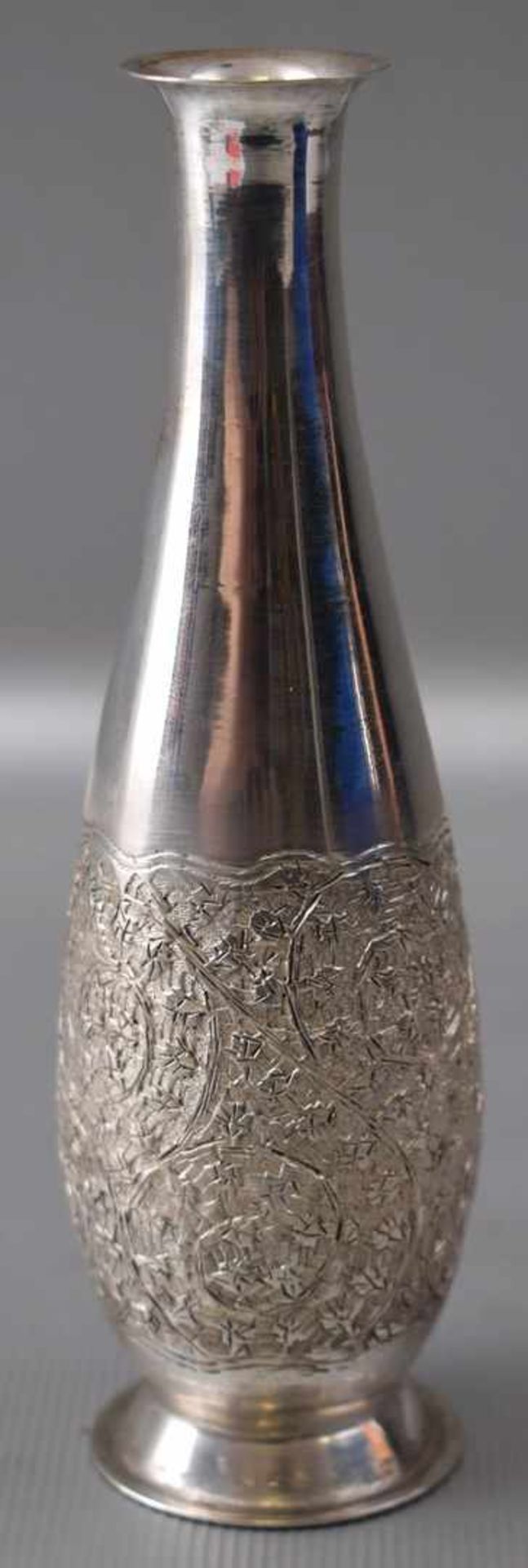 Vase leicht gebaucht, Wandung mit Ornamenten verziert, H 13 cm, 940er Silber