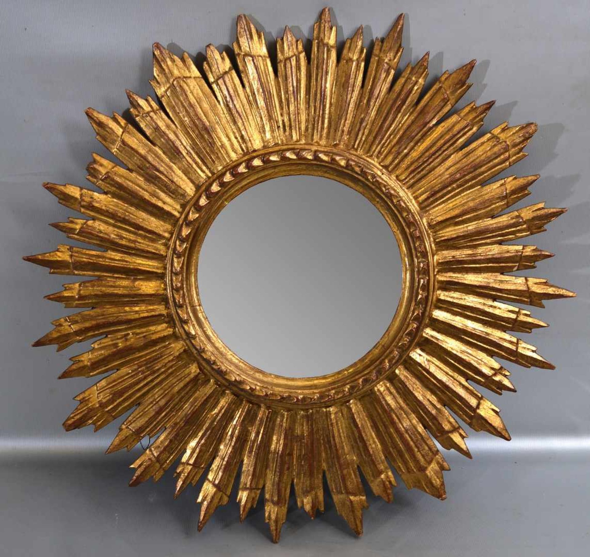 Spiegel Hartholz, geschnitzt, gold gefasst, rund, strahlenförmig, Dm 49 cm