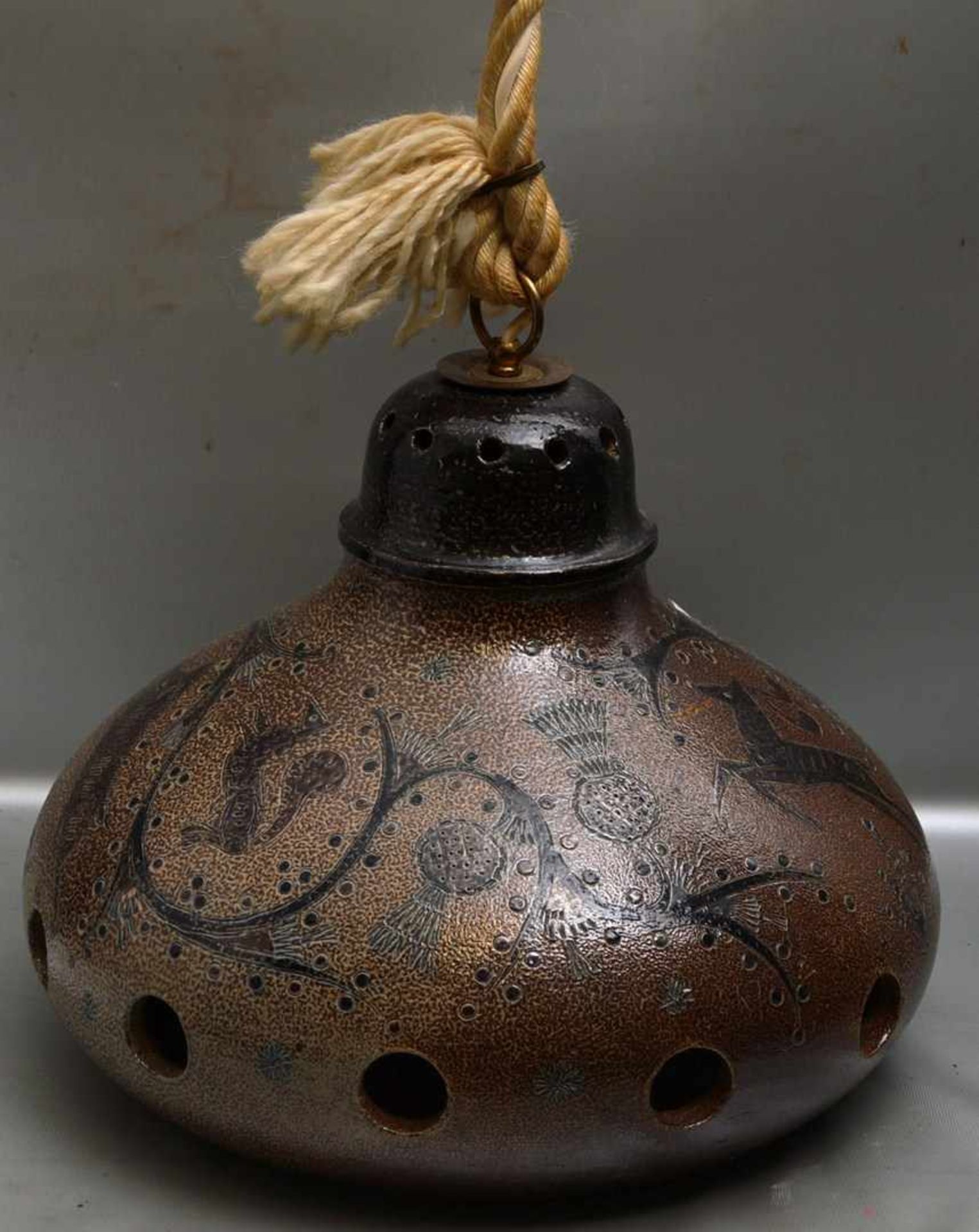 Deckenlampe 1-lichtig, Keramik, grau glasiert, mit Tieren geritzt, mit Ranken, H 30 cm, Dm 40 cm, FM
