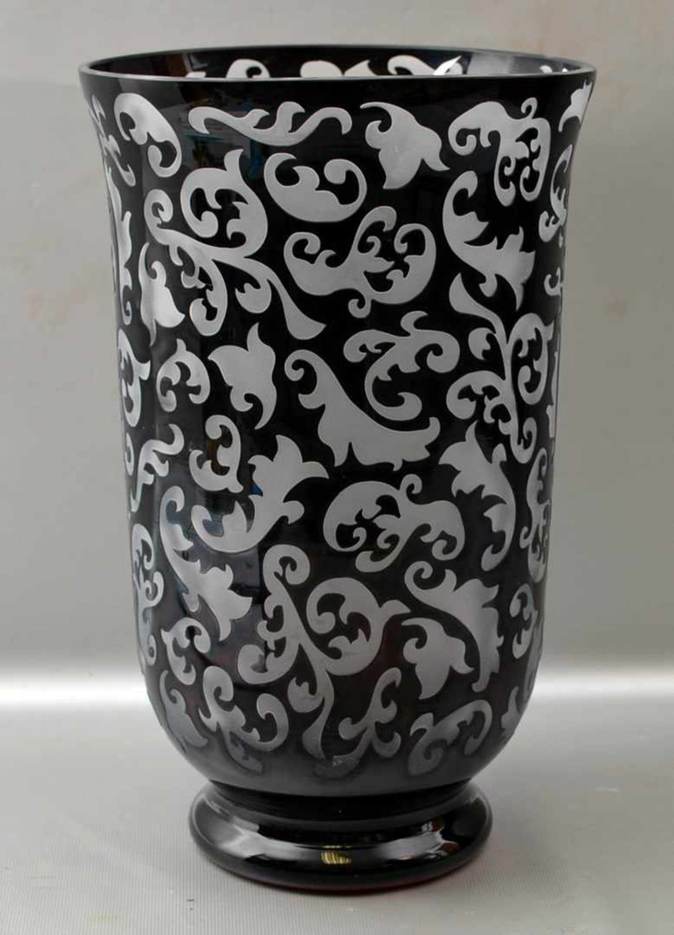 Vase farbl. Glas, verziert, mit rotem Überfang, H 29 cm