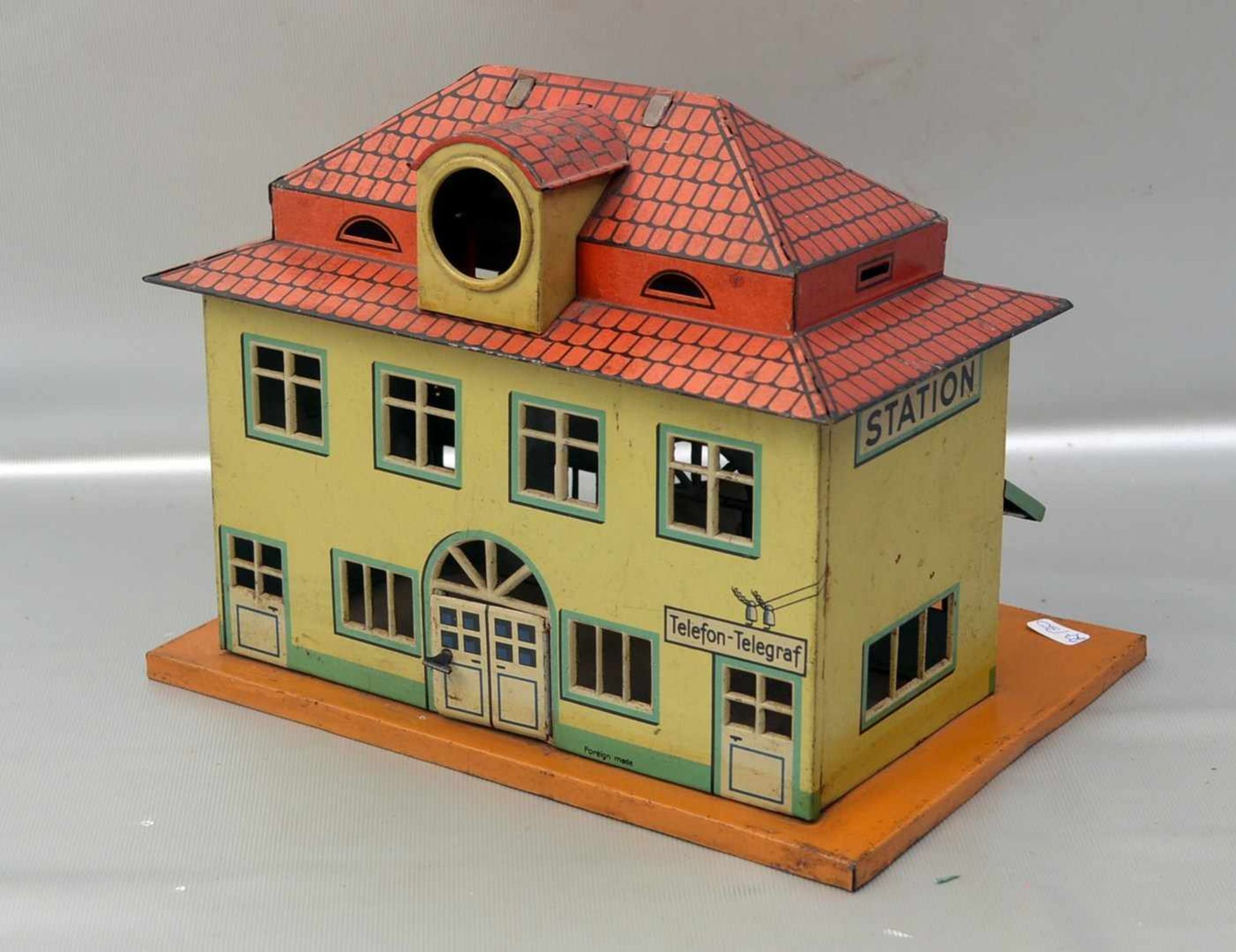 Eisenbahnstation Blech, bunt bemalt, Kamin fehlt, H 18 cm, 34 X 17 cm, 30er Jahre