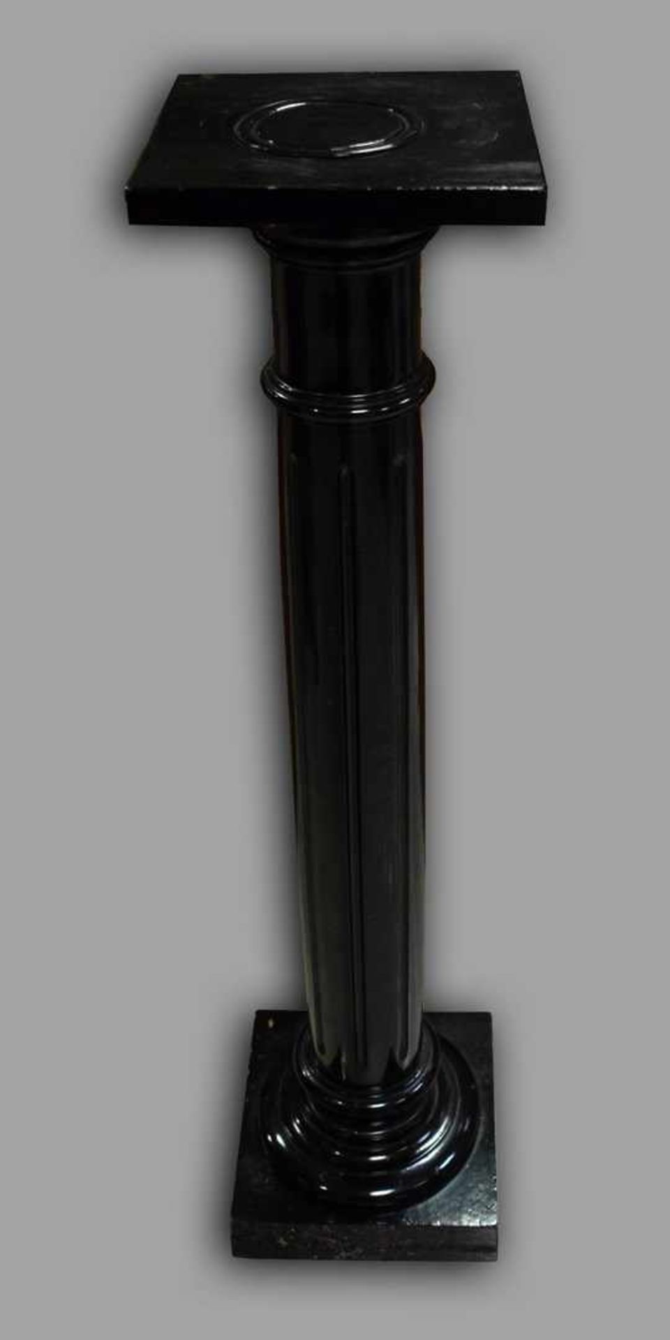 Blumensäule Hartholz, schwarz gefasst, quadratischer Fuß, runder gekehlter Schaft, H 110 cm, um