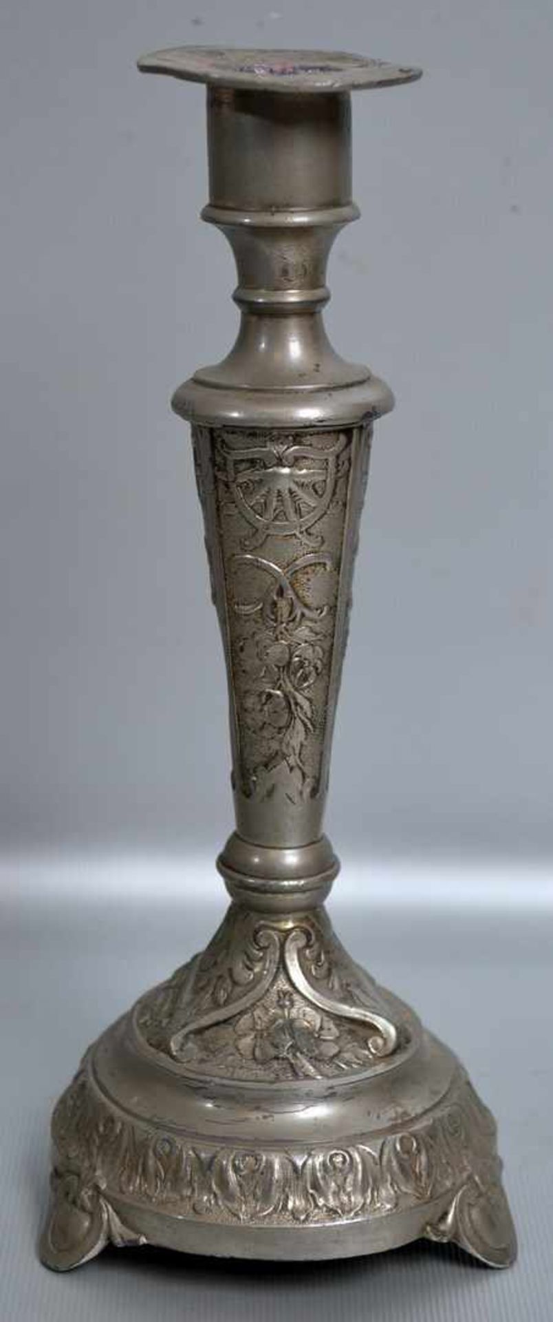 Tischkerzenleuchter 1-lichtig, Weißmetall, runder Fuß, verzierter Schaft, H 22 cm, um 1900