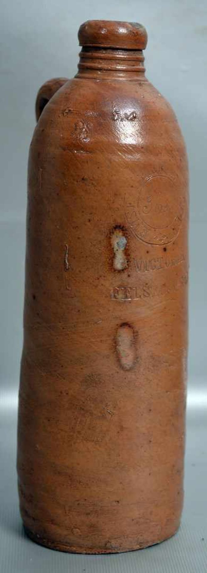 Wasserflasche rotbrauner Ton, mit Aufschrift Emser Mineralwasser, H 22 cm, 19. Jh.