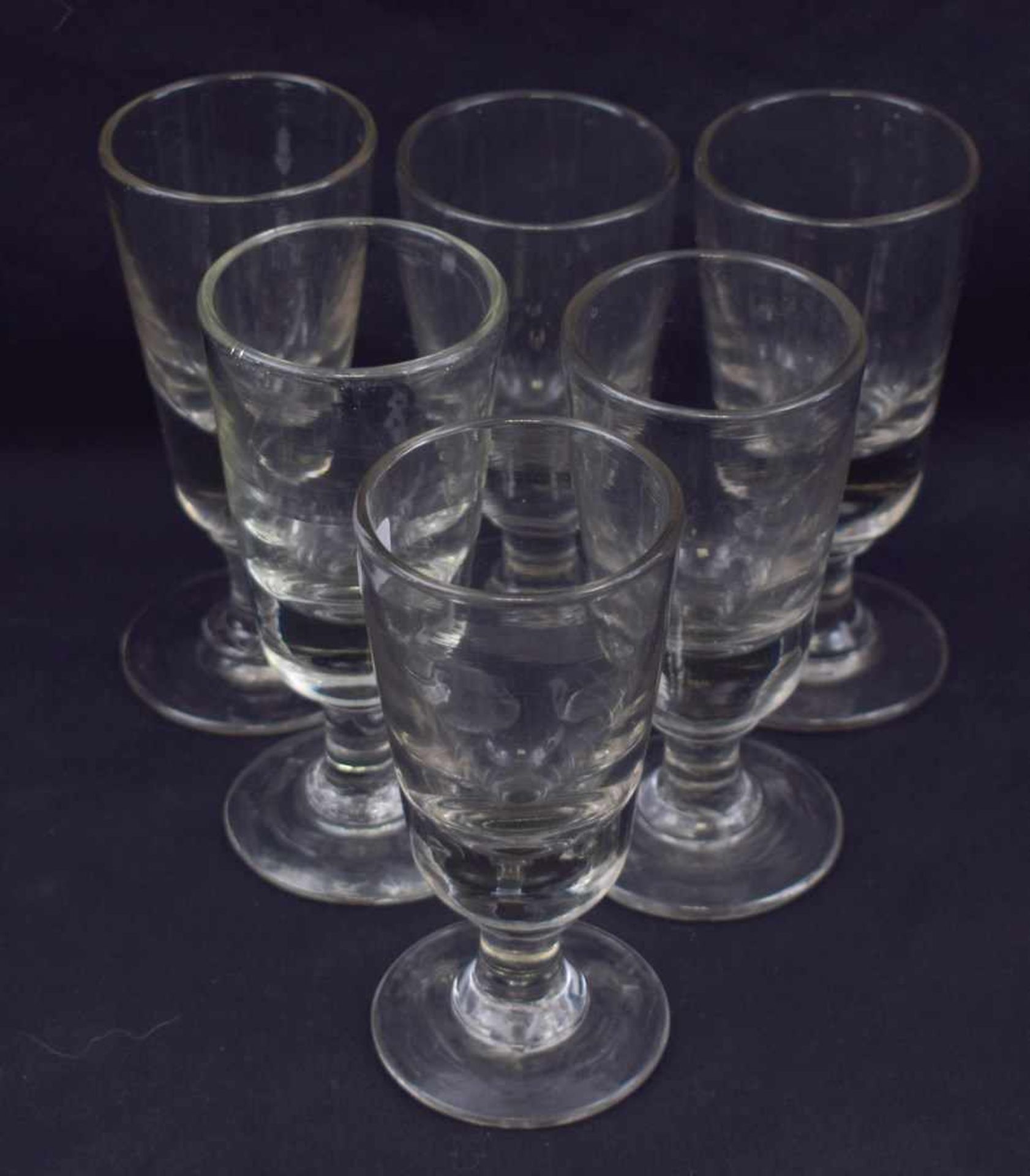 Sechs Weingläser farbl. Glas, runder Fuß, H 15 cm, 19. Jh.