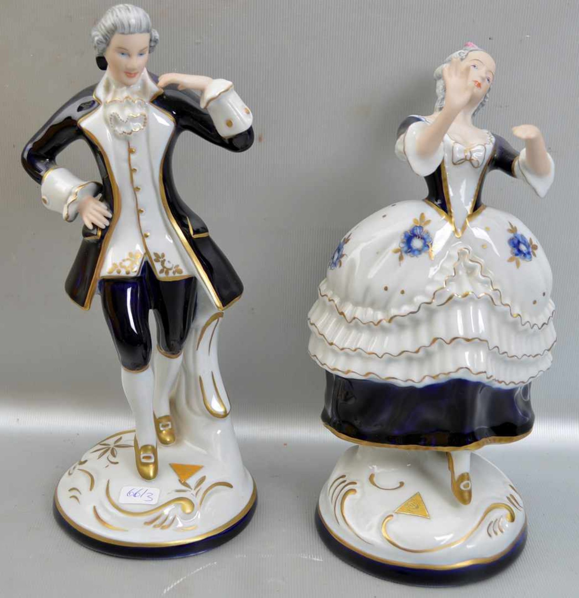 Elegantes Paar auf rundem Rocaillensockel stehend, Kavalier und Dame, gold und blau, sign. Wanke,