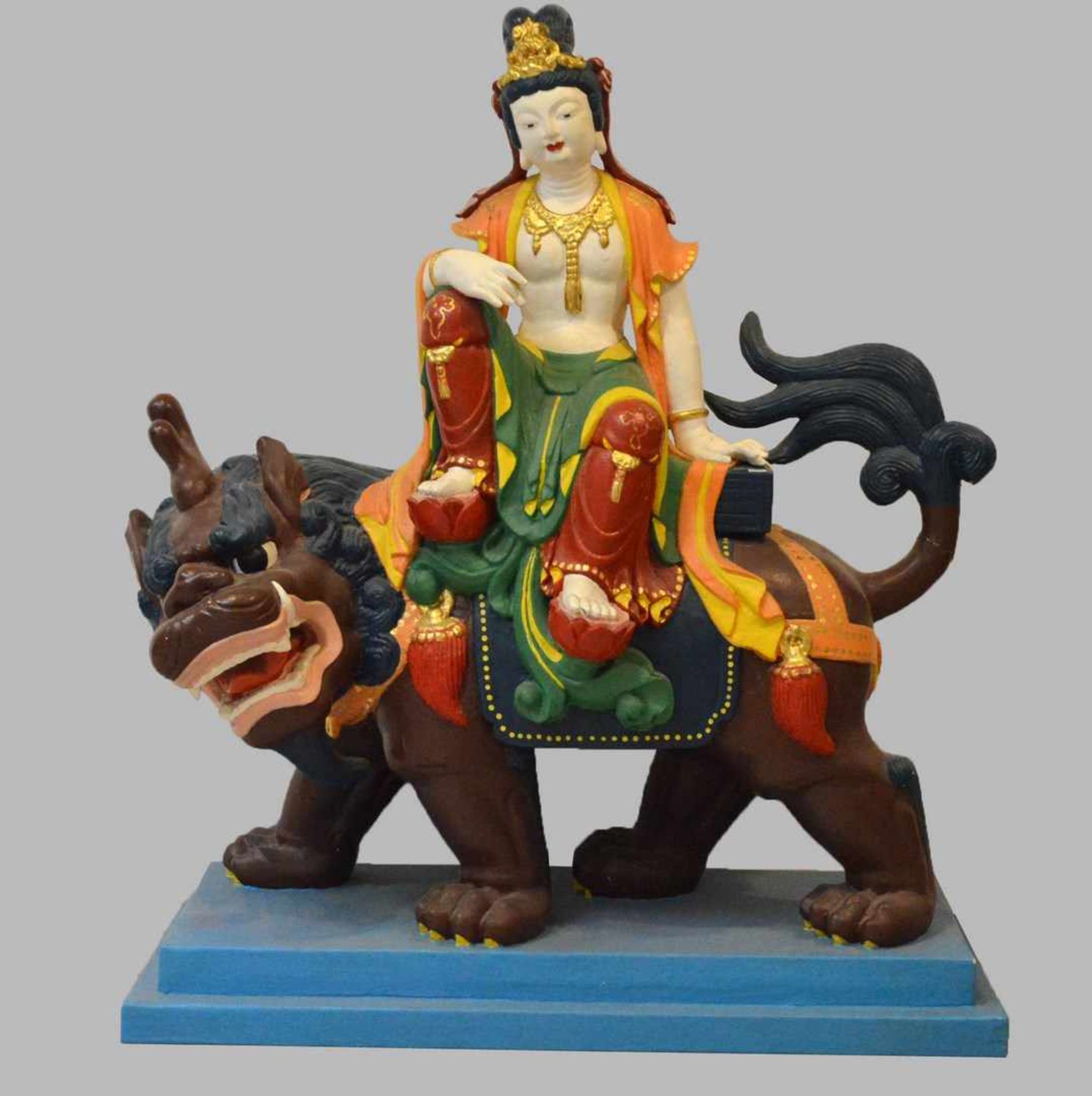 Asiatische Gottheit Hartholz, rechteckiger Sockel, Figur auf Drache sitzend, Füße auf Lotosblüte