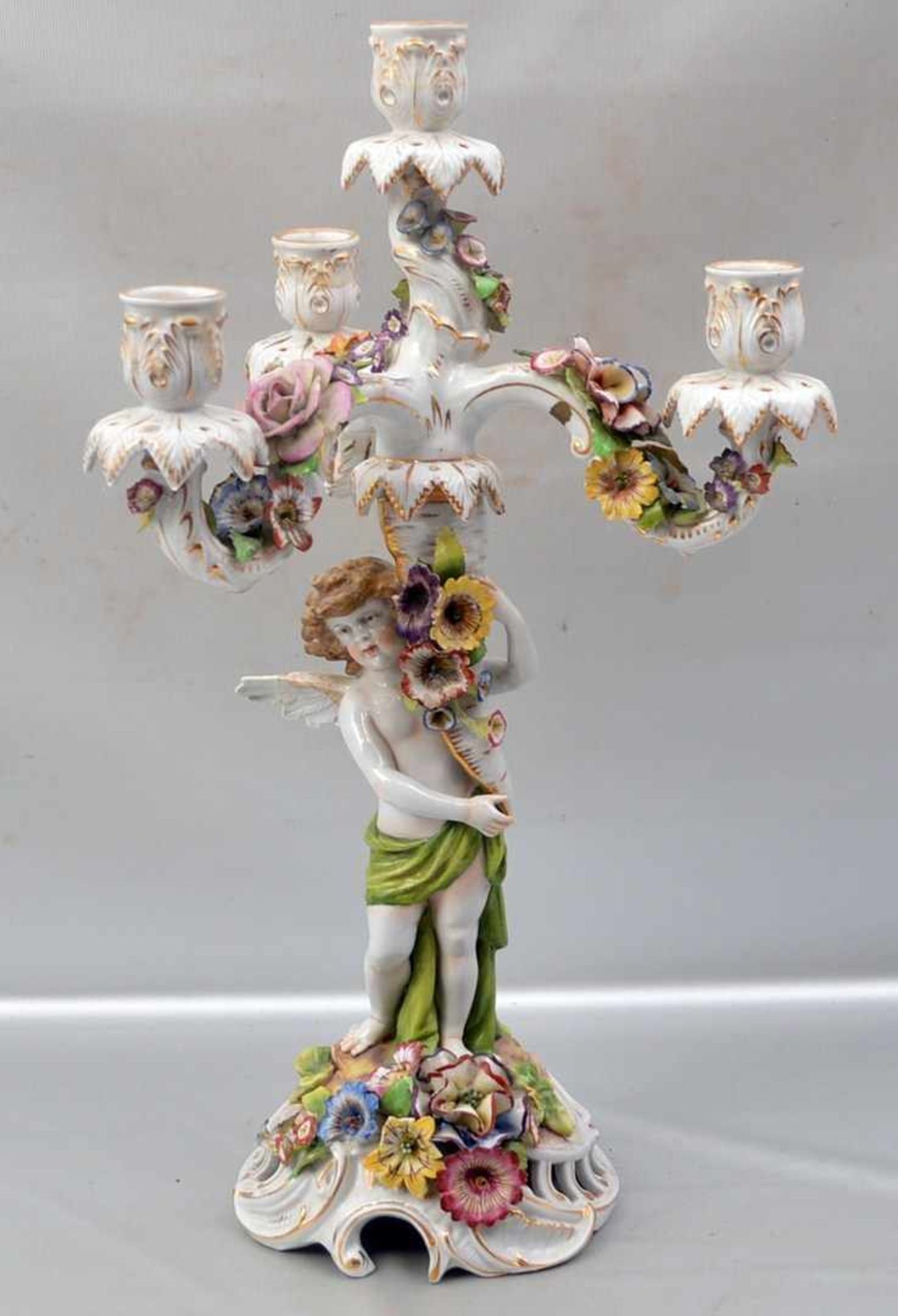 Prunkkerzenleuchter 4-lichtig, runder durchbrochener Fuß mit Putto, mit plastischen Blumenranken
