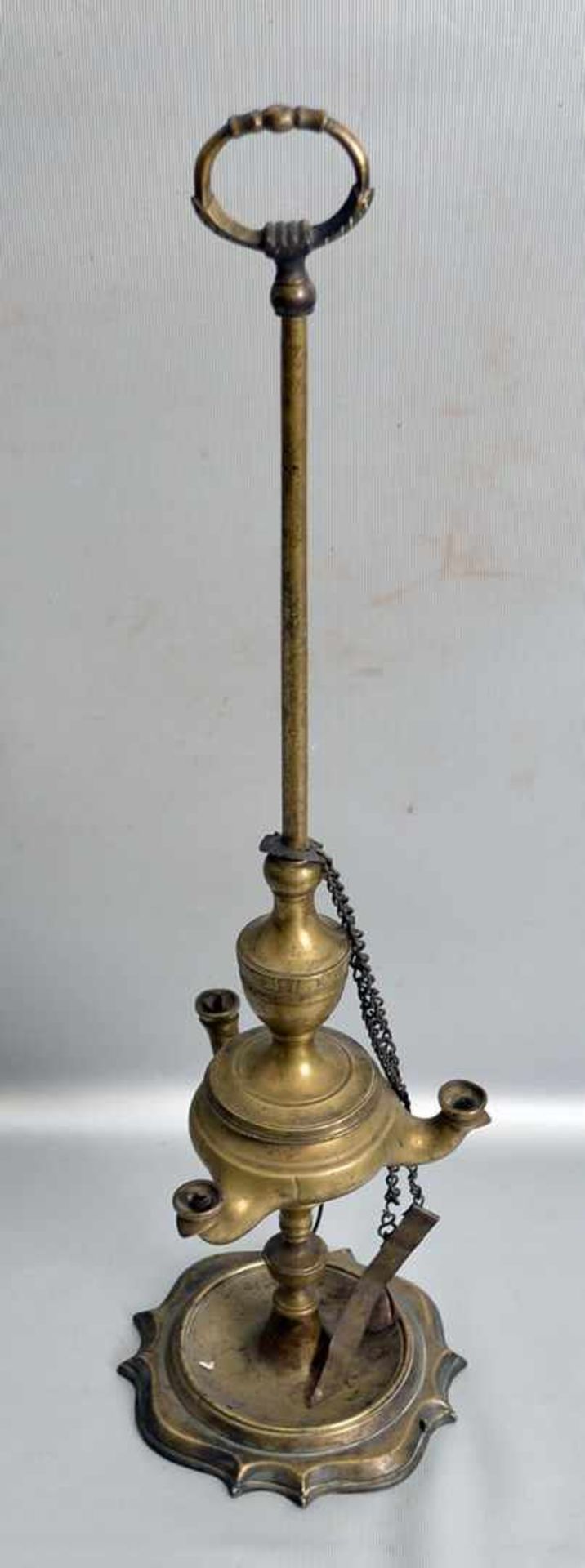 Öllampe Messing, runder Fuß, höhenverstellbar, H 54 cm, um 1900