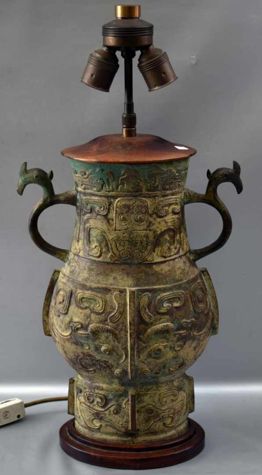 Lampenfuß 2-lichtig, Bronze, patiniert, mit Ranken und Ornamenten verziert, zwei Griffe, ovaler