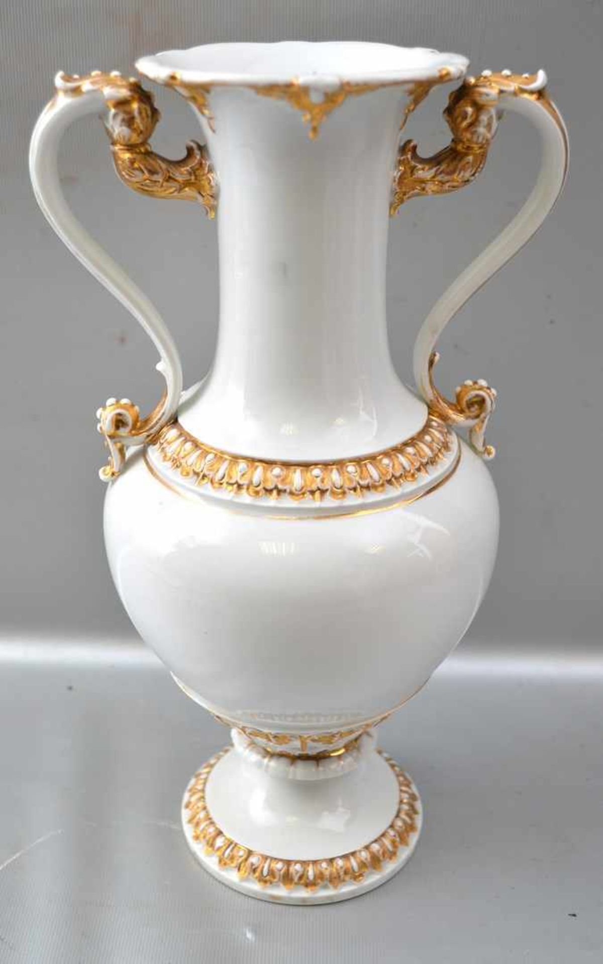 Vase runder Fuß, besch., gebauchte Wandung, zwei verzierte Griffe, gold verziert, H 29 cm, 2. Hälfte