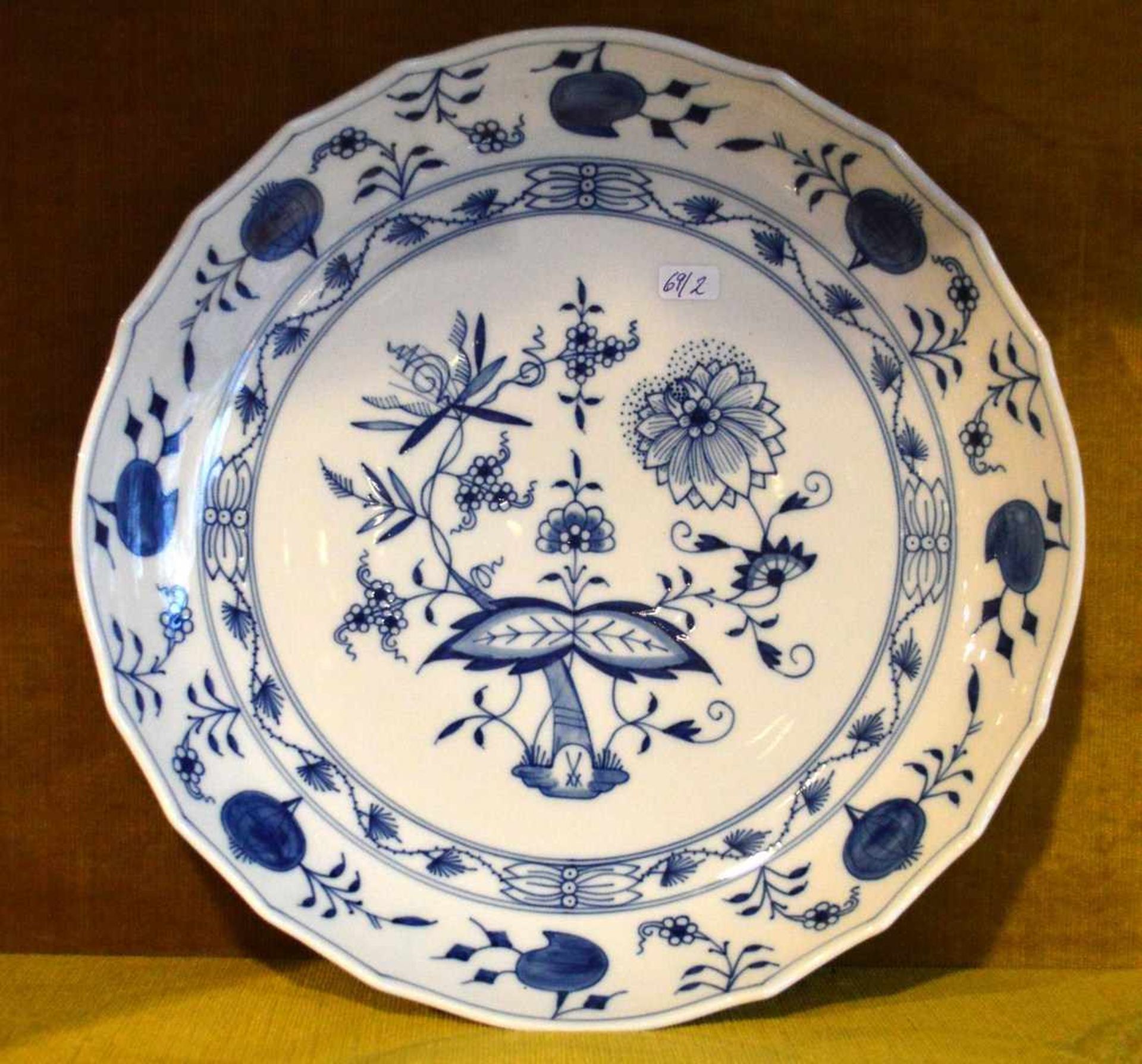 Teller gewellter Rand, Rand und Spiegel mit Zwiebelmusterdekor, Dm 28 cm, blaue Schwertermarke